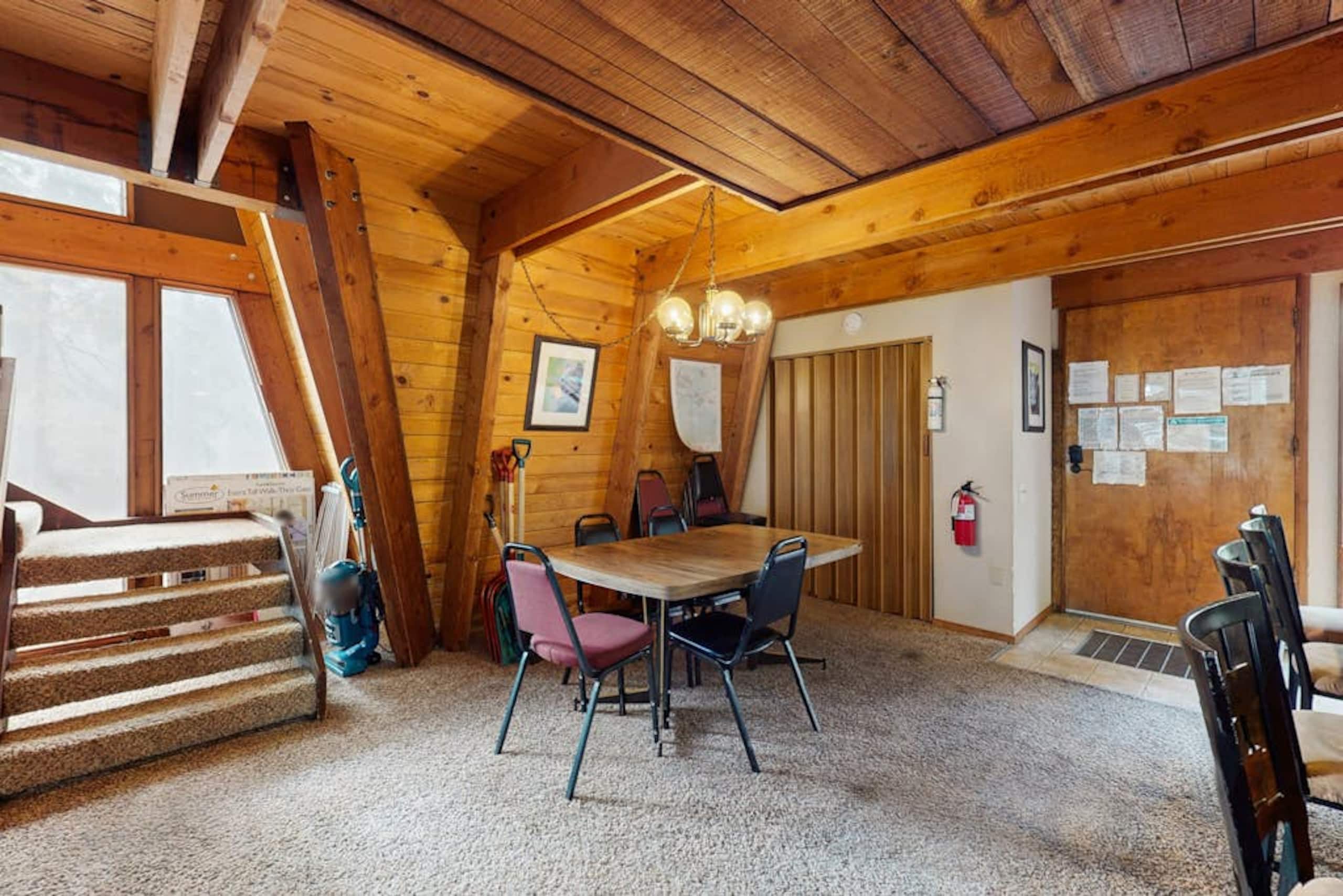 3BR Retro home with mountain views- dog-friendly - Photo 4