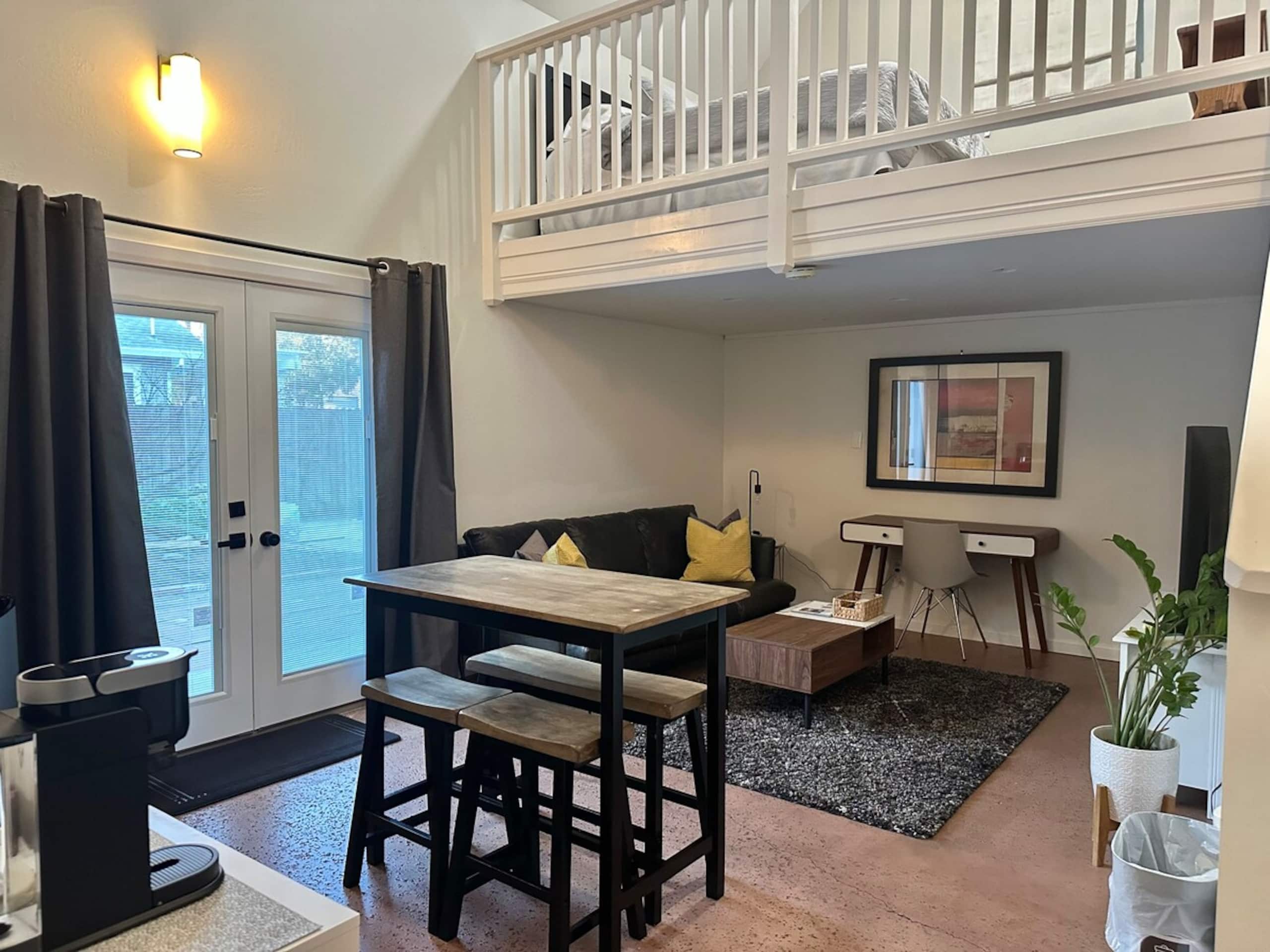 Large Comfy Cottage- Close to Downtown - Photo 8