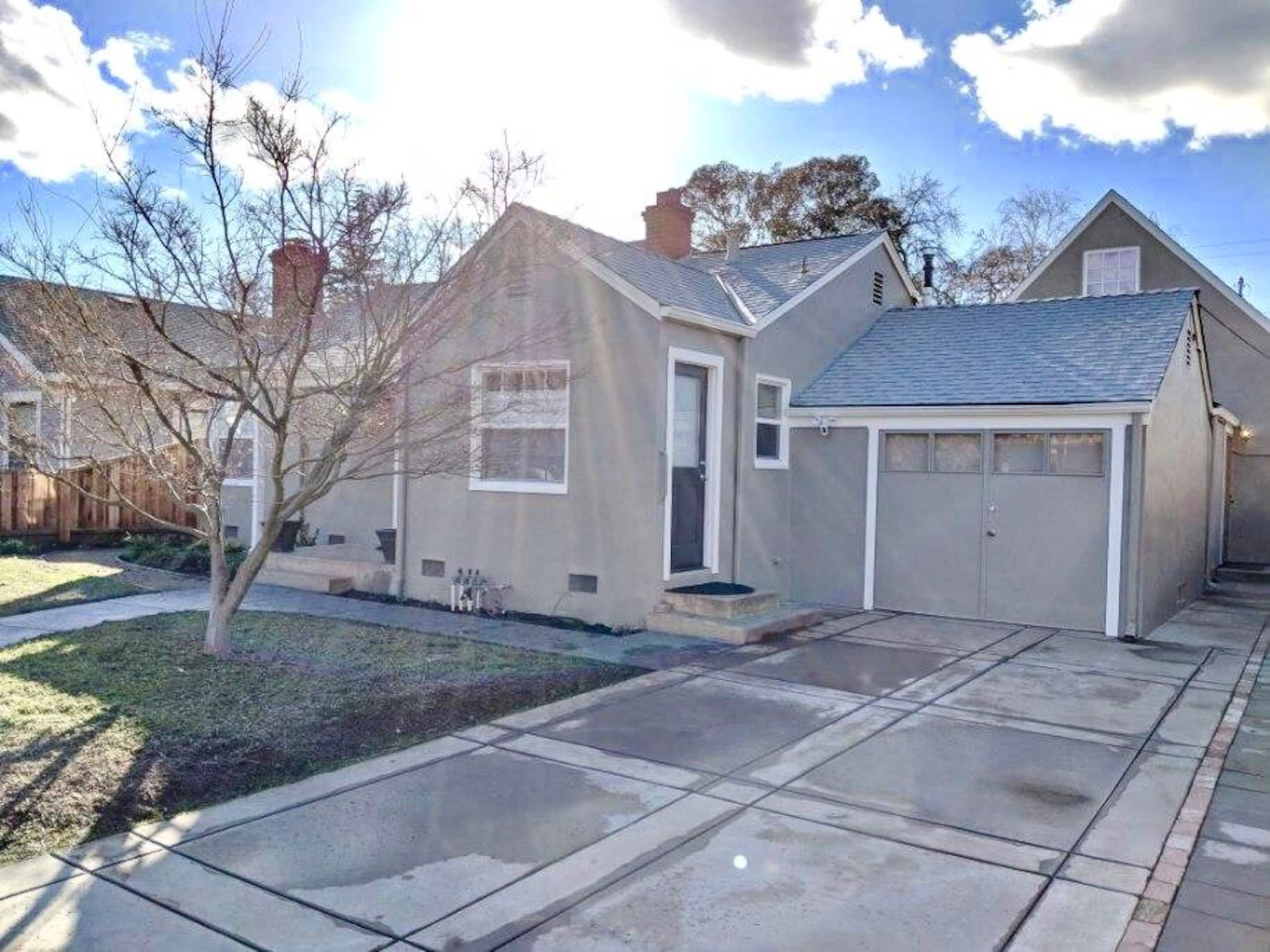 Large Comfy Cottage- Close to Downtown - Photo 19
