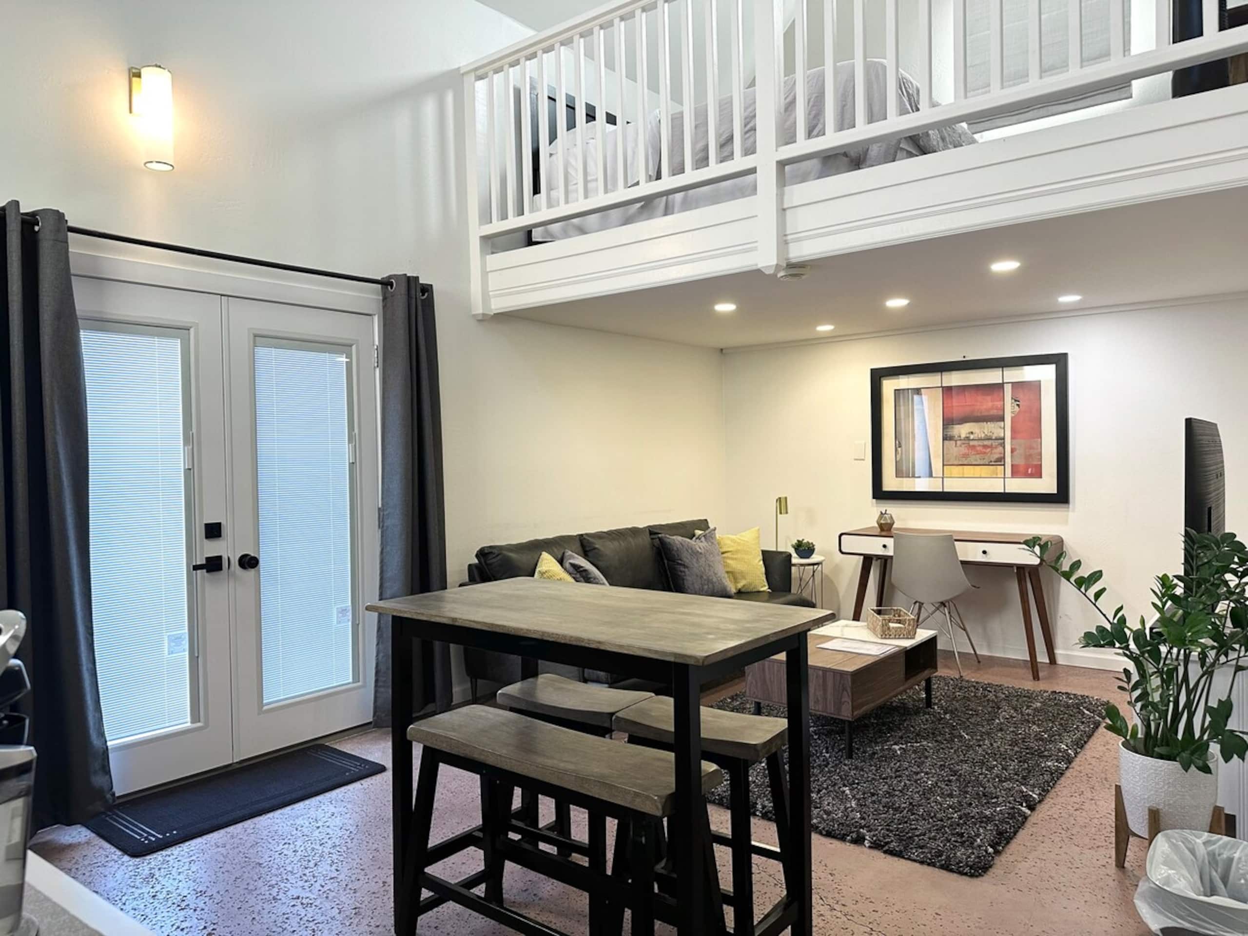 Large Comfy Cottage- Close to Downtown - Photo 4