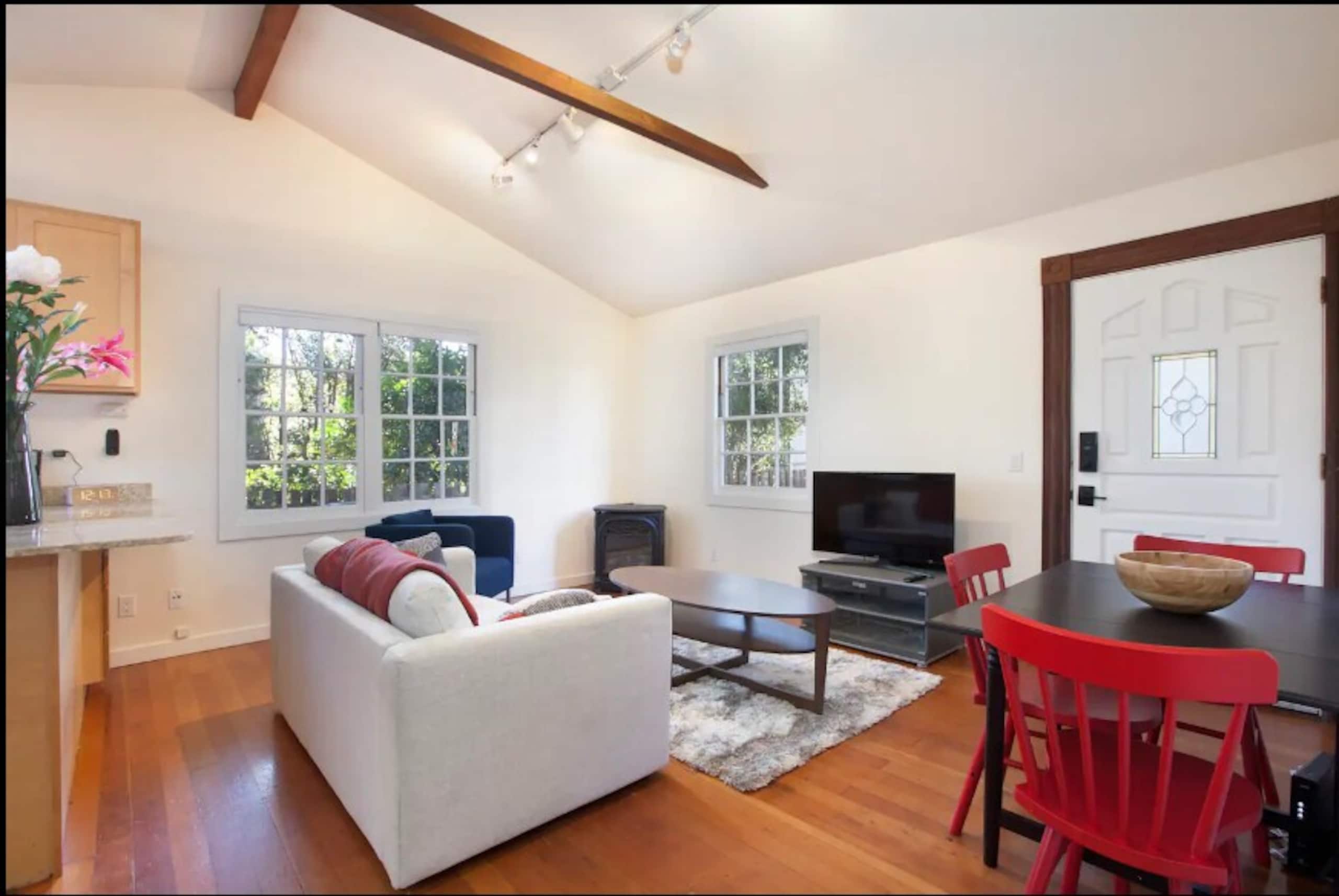 Cozy Cottage in Berkeley's Poets Corner - Photo 2