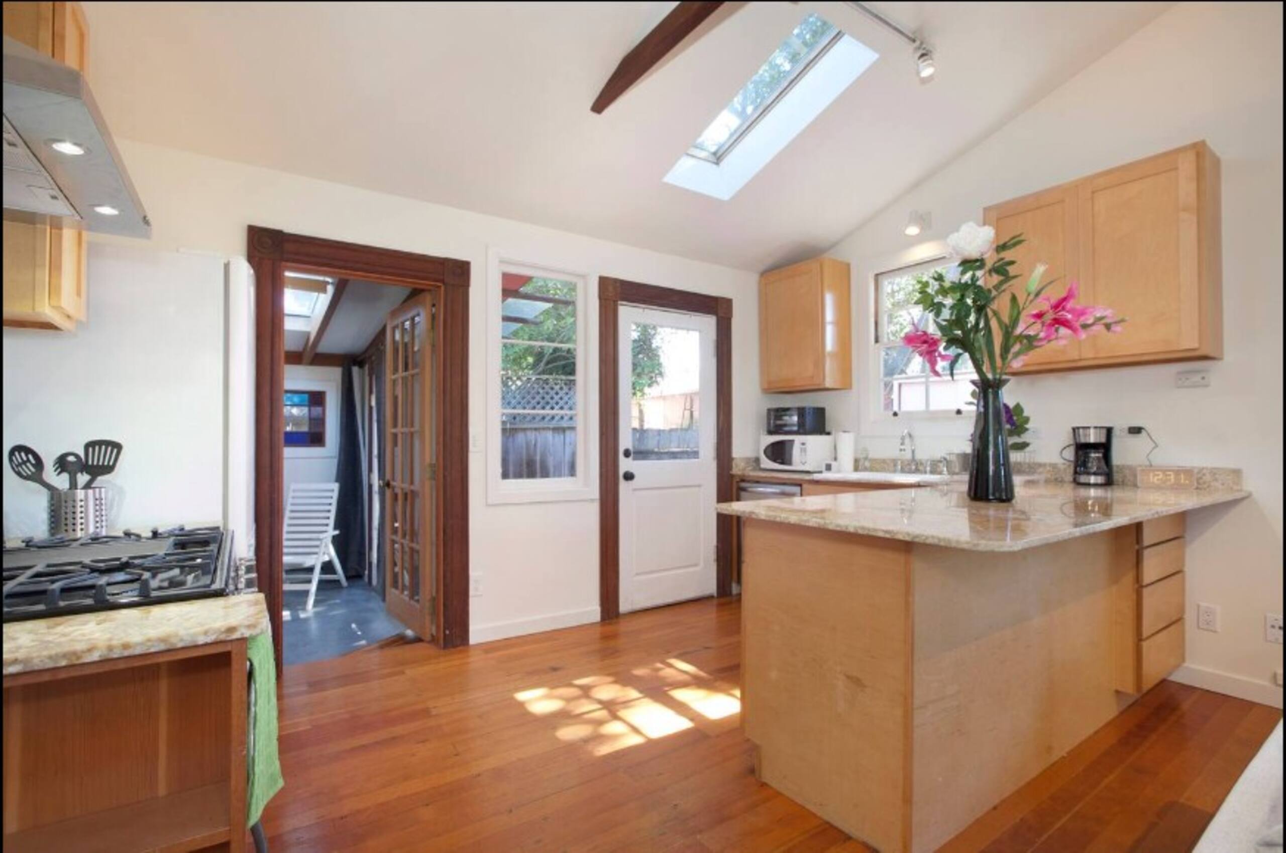 Cozy Cottage in Berkeley's Poets Corner - Photo 6