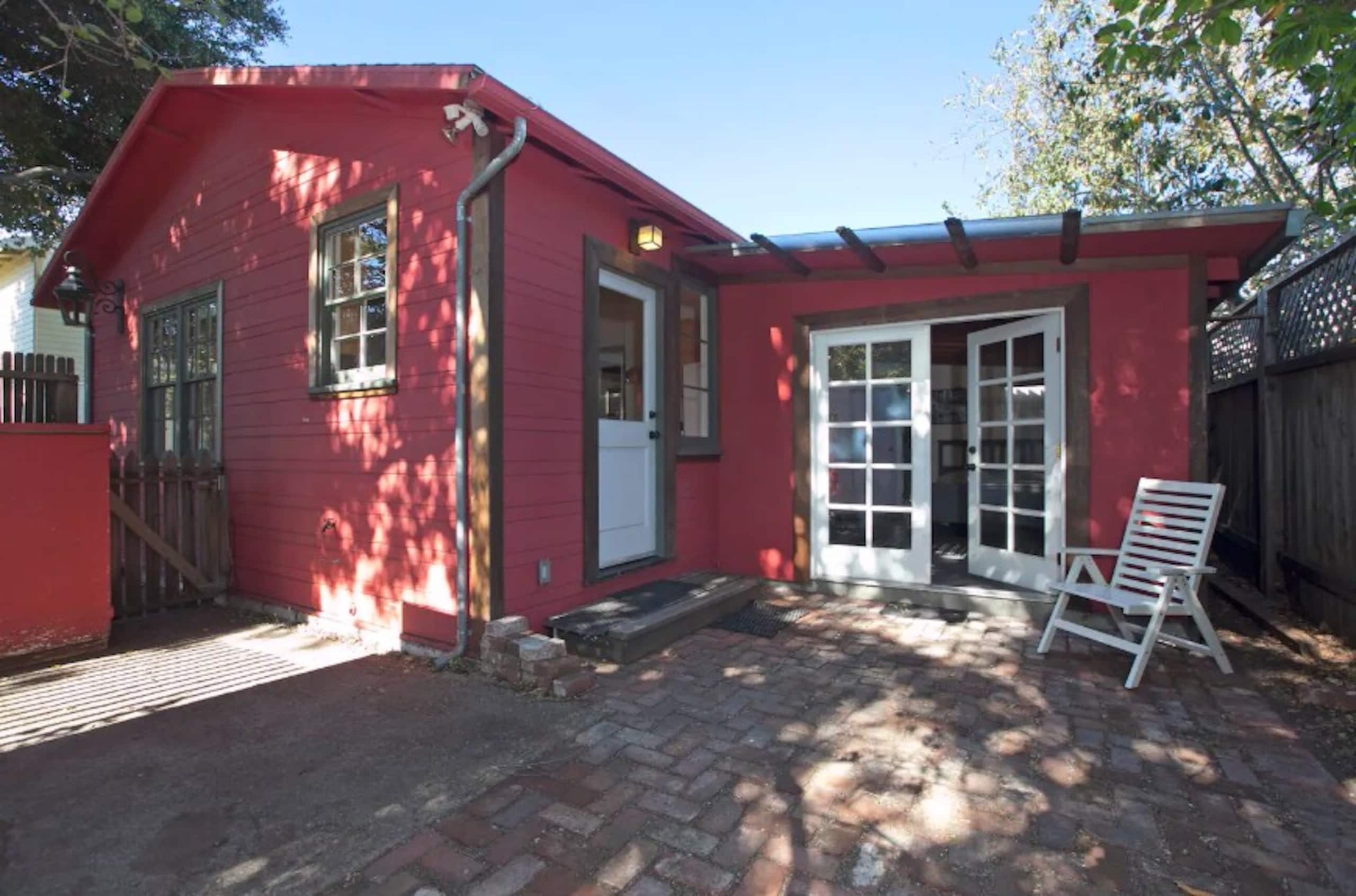 Cozy Cottage in Berkeley's Poets Corner - Photo 12