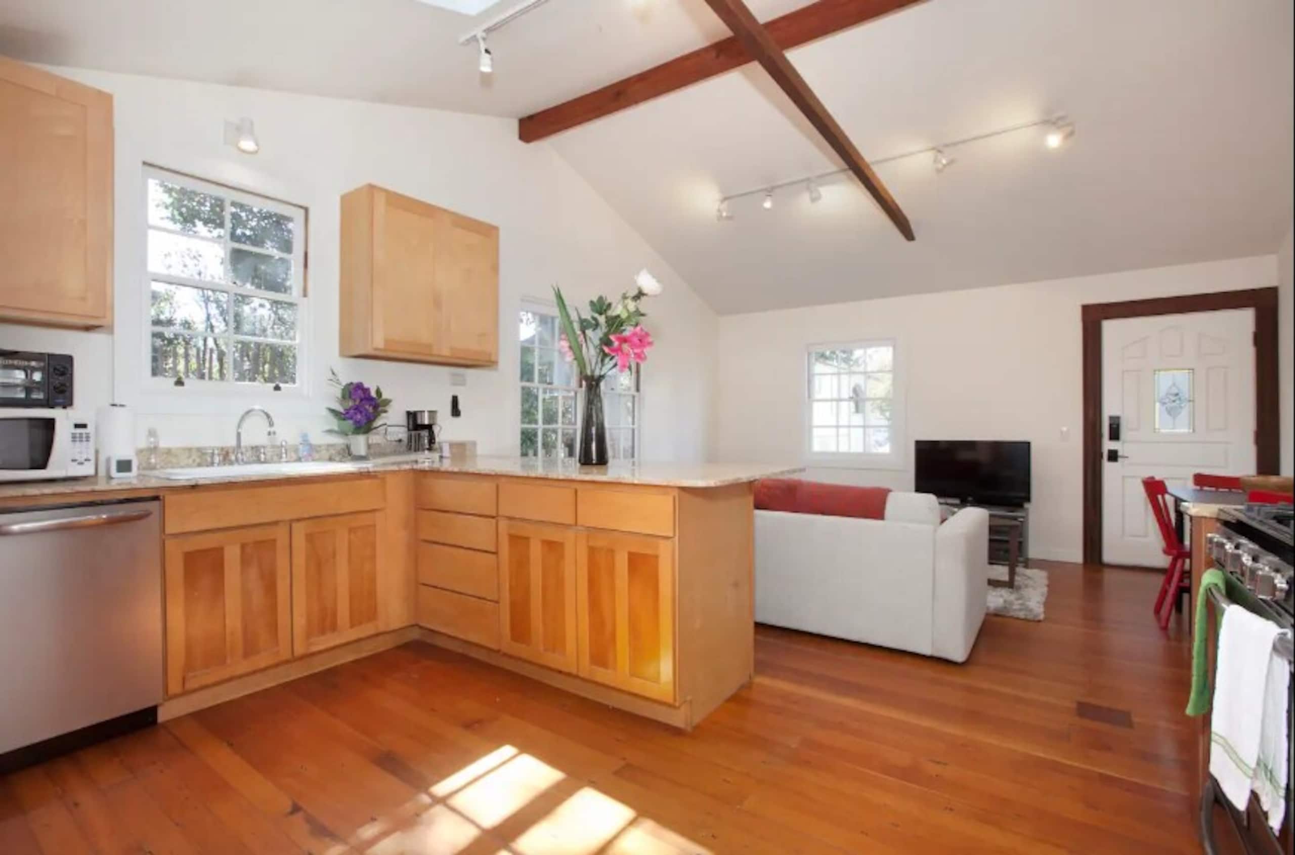 Cozy Cottage in Berkeley's Poets Corner - Photo 5