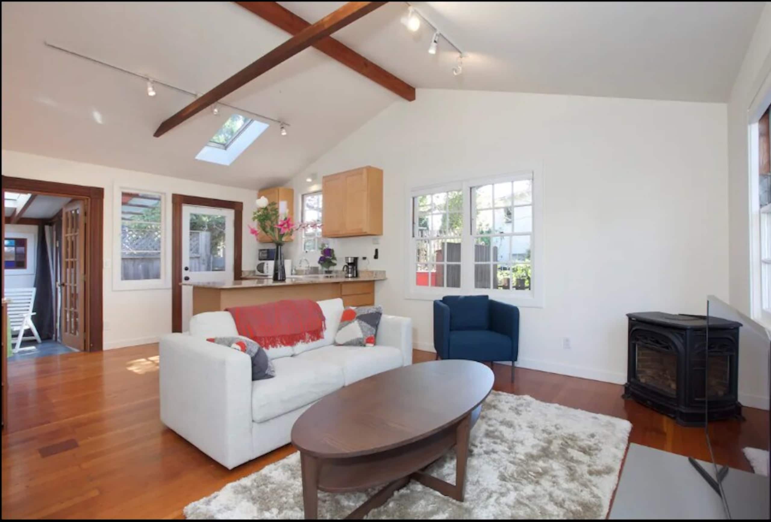Cozy Cottage in Berkeley's Poets Corner - Photo 3