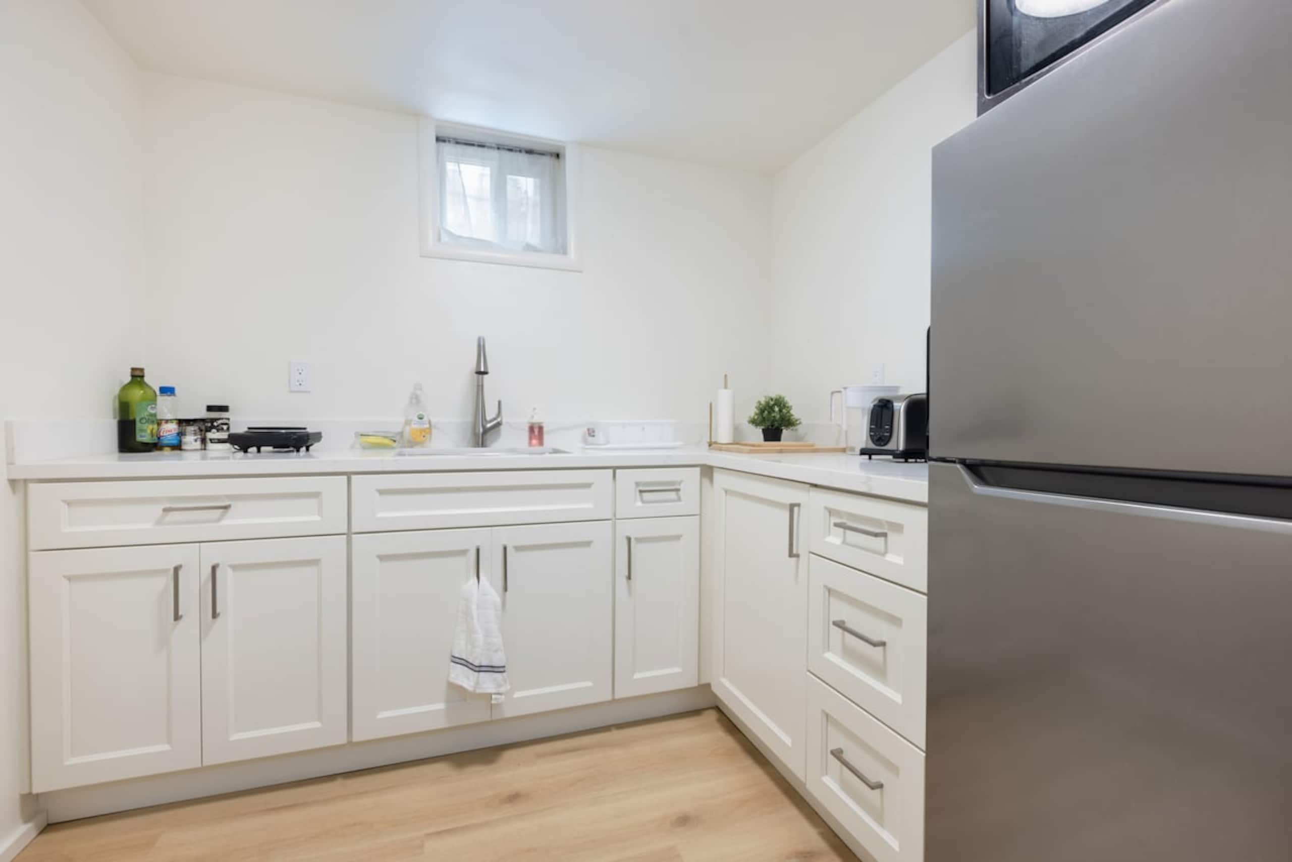 Renovated Large Studio by Claremont/Elmwood - Photo 11
