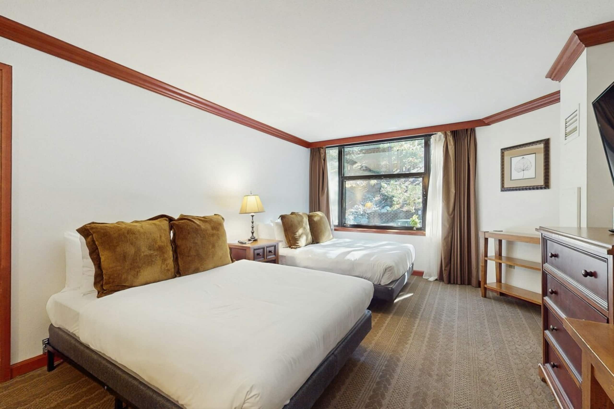 1BR Ski In/Out Mountainview, Pool, NoKitchen - Photo 1