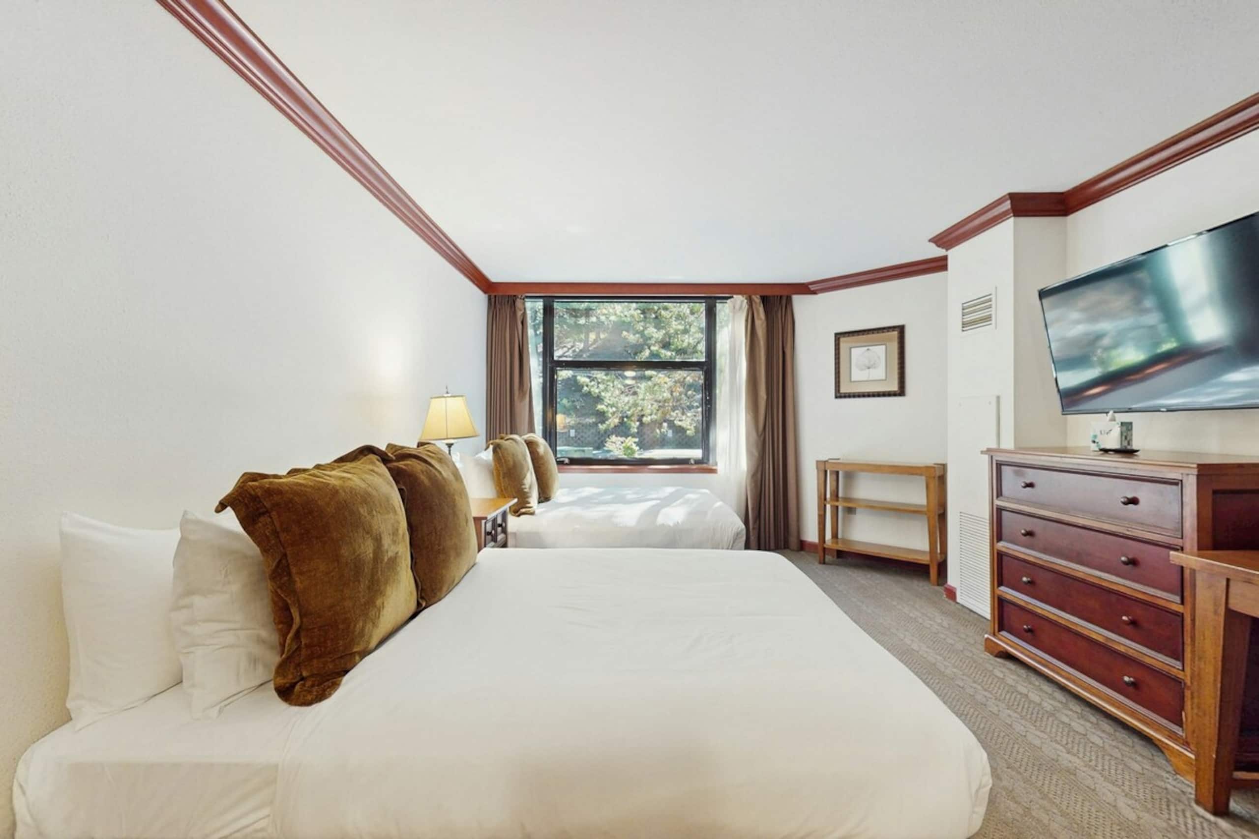 1BR Ski In/Out Mountainview, Pool, NoKitchen - Photo 4