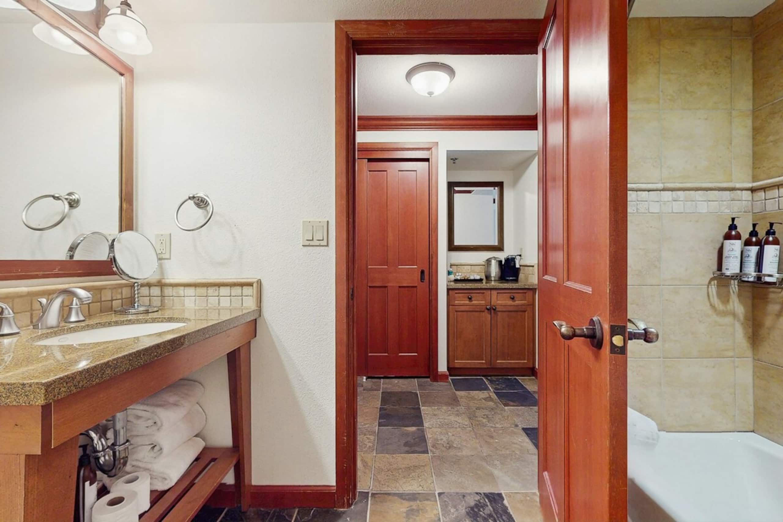 1BR Ski In/Out Mountainview, Pool, NoKitchen - Photo 10