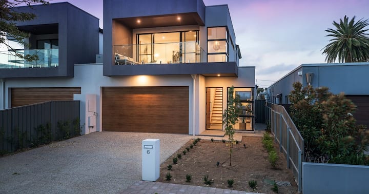 The Clovelly House | Luxury Coastal Retreat - Glenelg