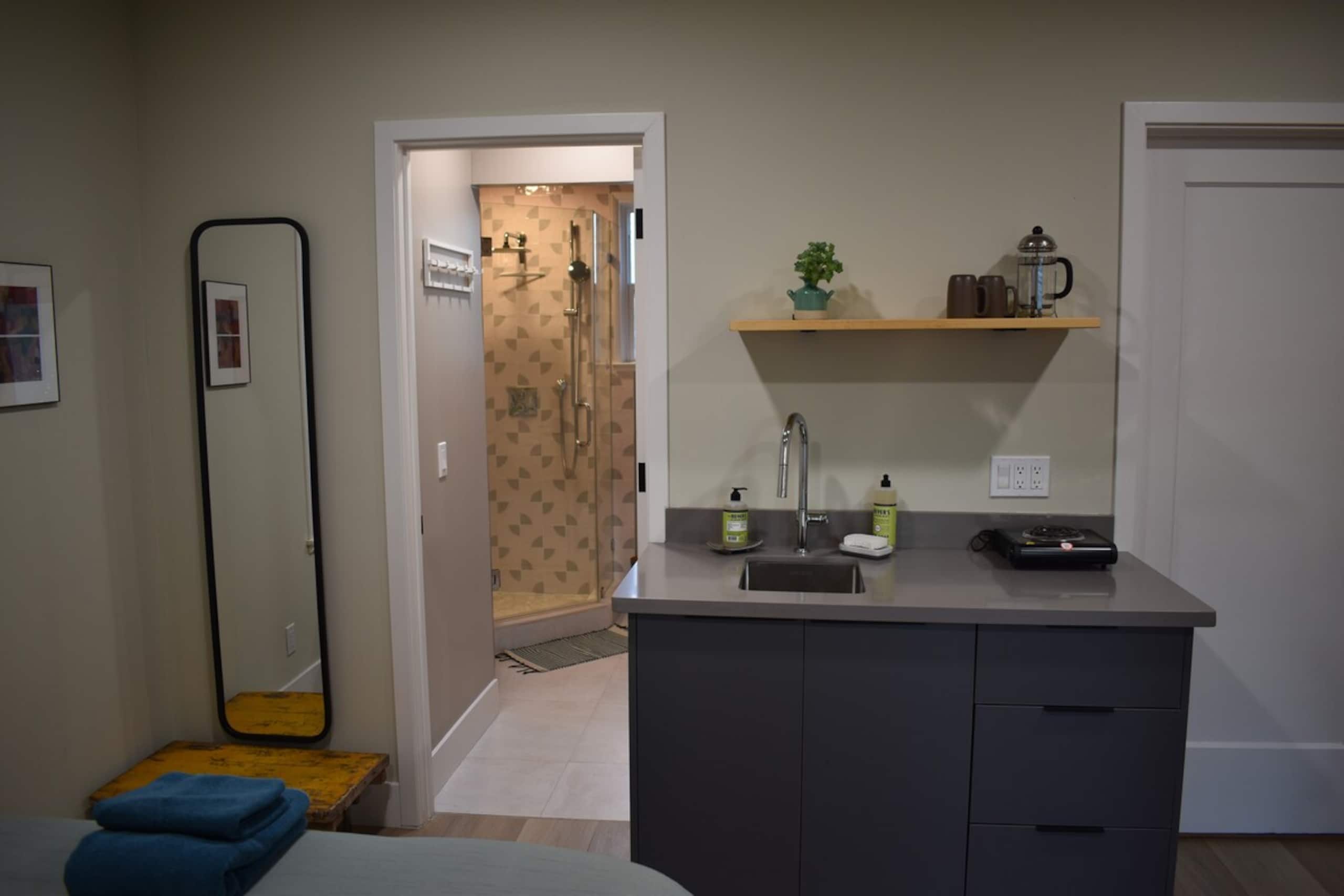 Modern Studio 10-min drive to Stanford U./Hospital - Photo 2