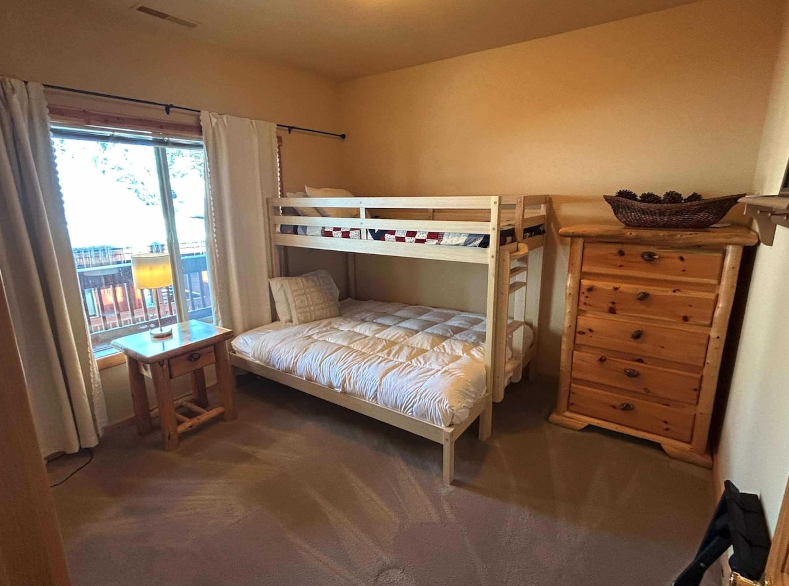 Serene 3BR 2nd-Floor, Balcony, Pool - Photo 8