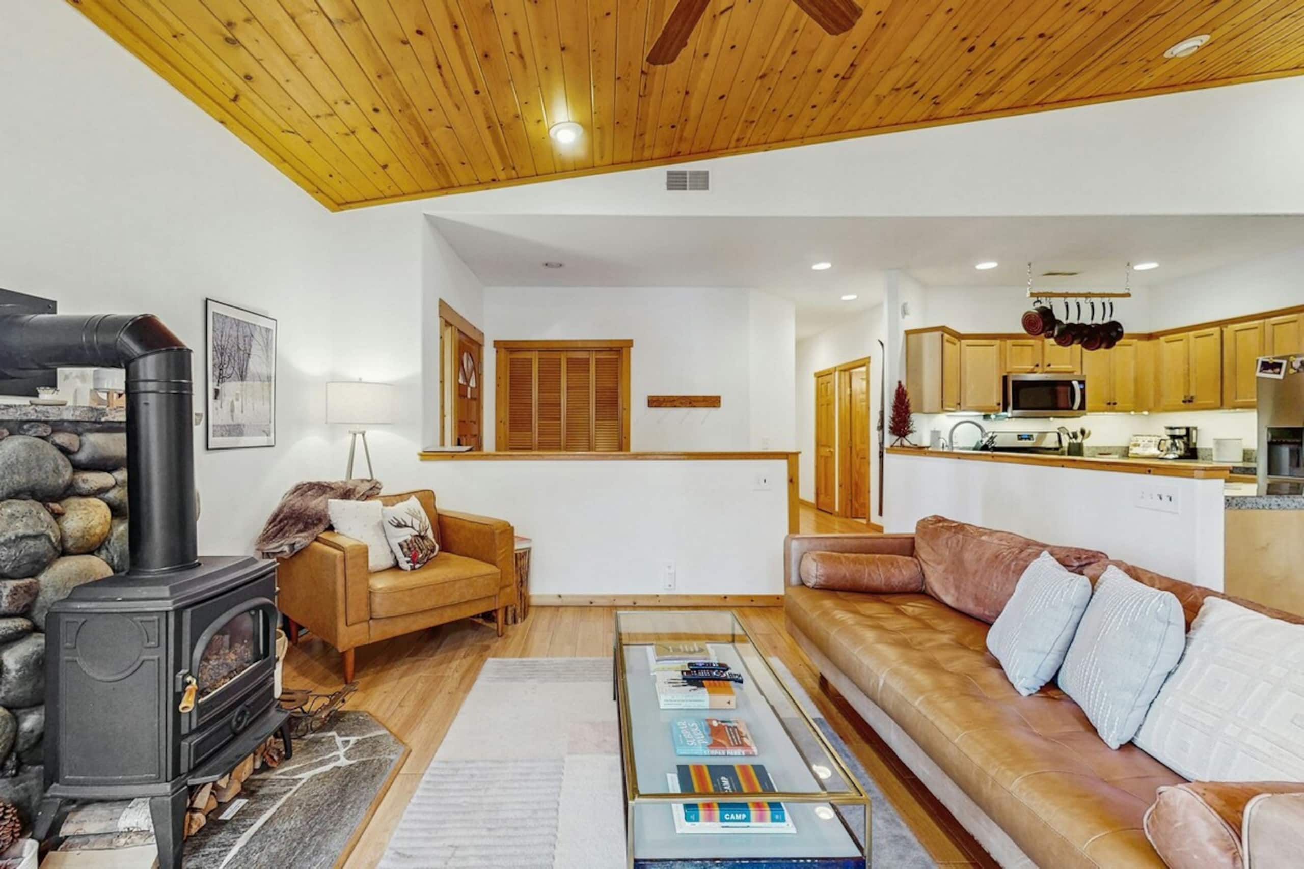 Serene 3BR 2nd-Floor, Balcony, Pool - Photo 5