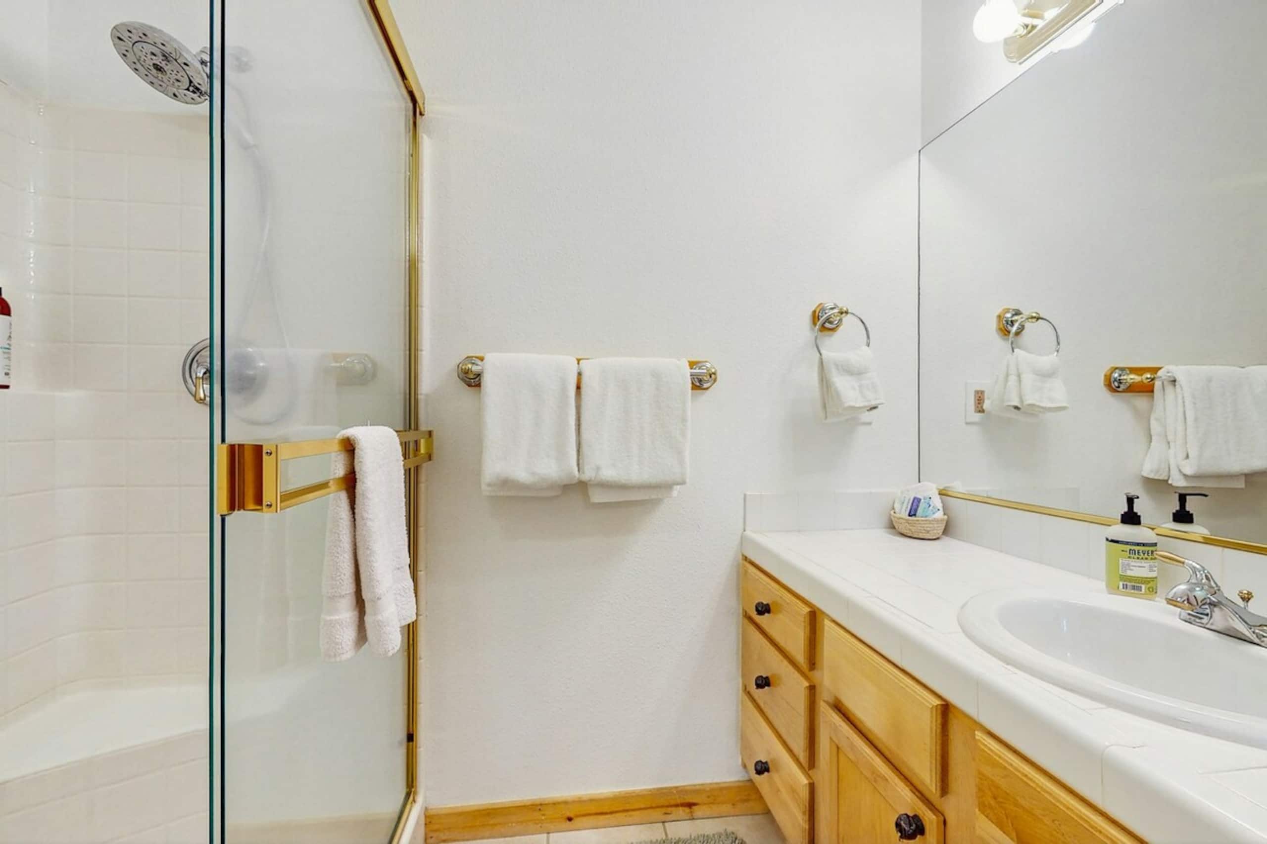 Serene 3BR 2nd-Floor, Balcony, Pool - Photo 17