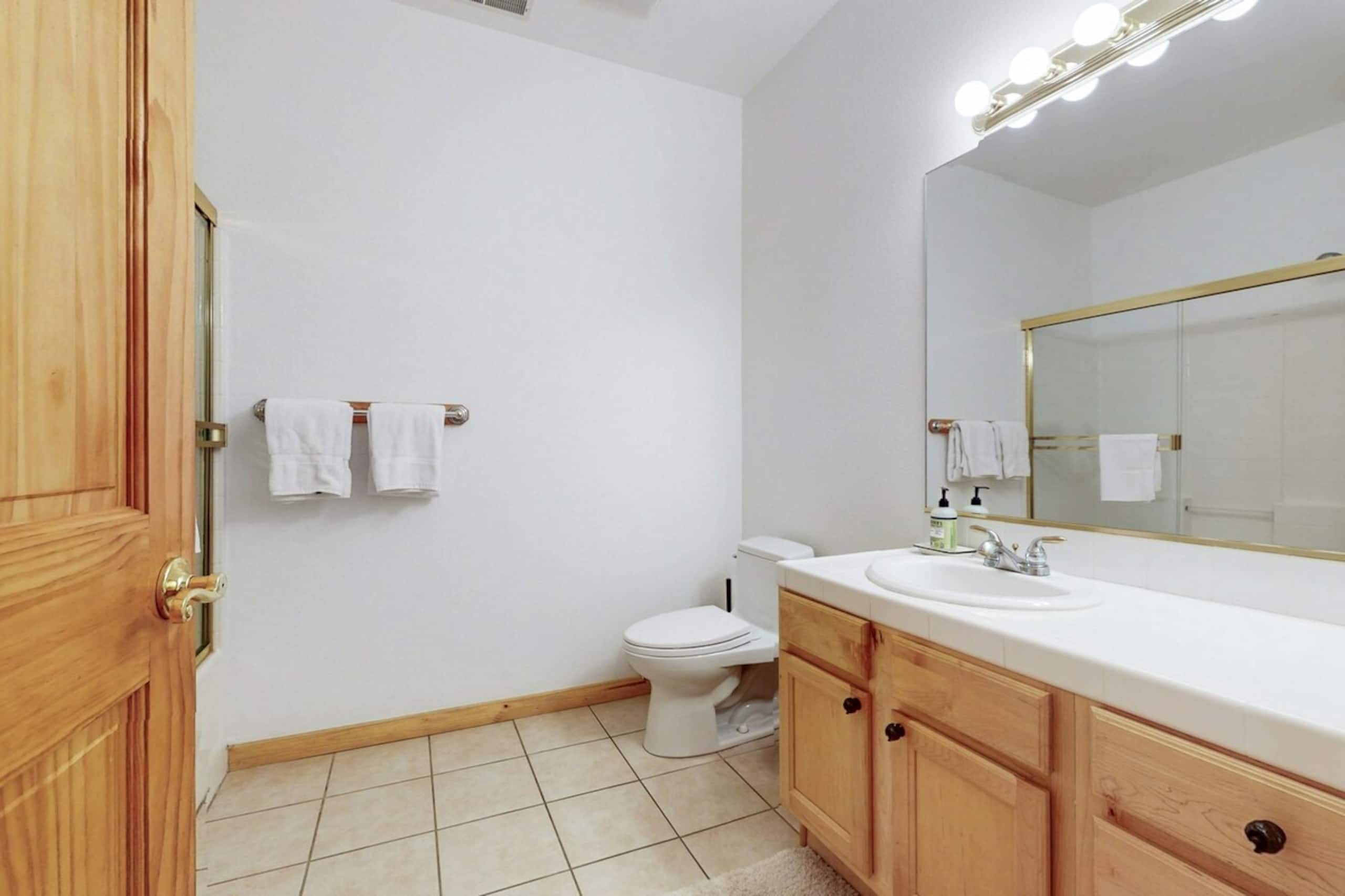 Serene 3BR 2nd-Floor, Balcony, Pool - Photo 15