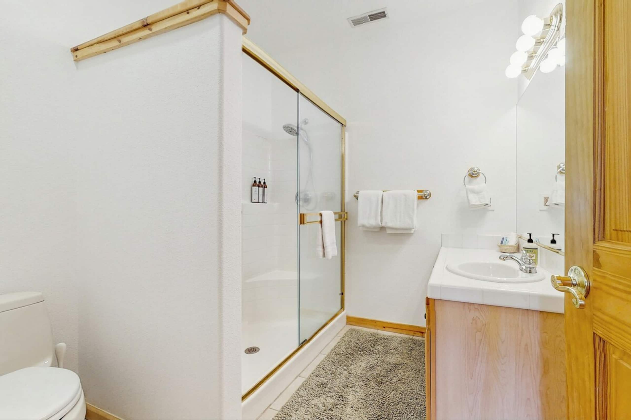 Serene 3BR 2nd-Floor, Balcony, Pool - Photo 13