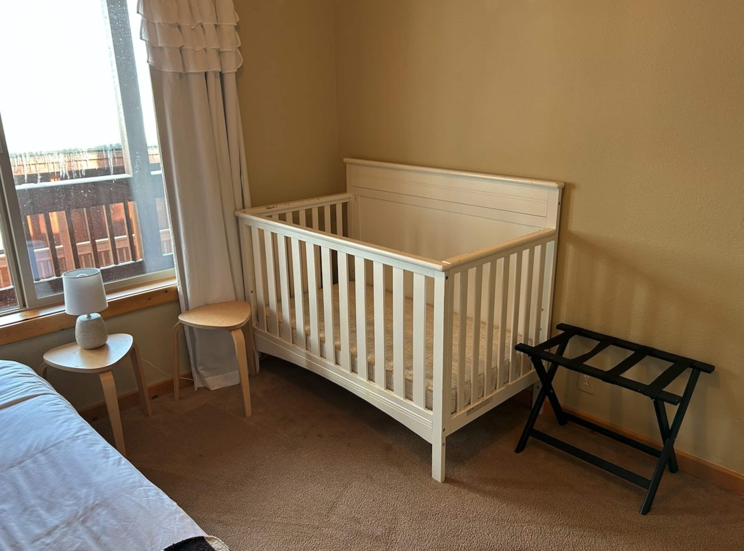 Serene 3BR 2nd-Floor, Balcony, Pool - Photo 12