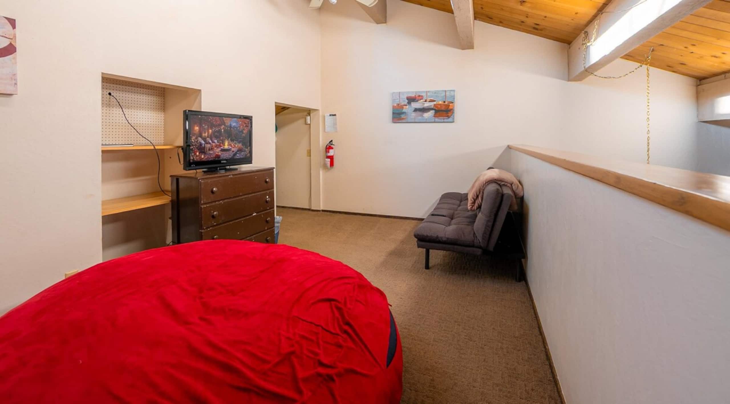 Creekside Chalet, Stay for 6 - Photo 21