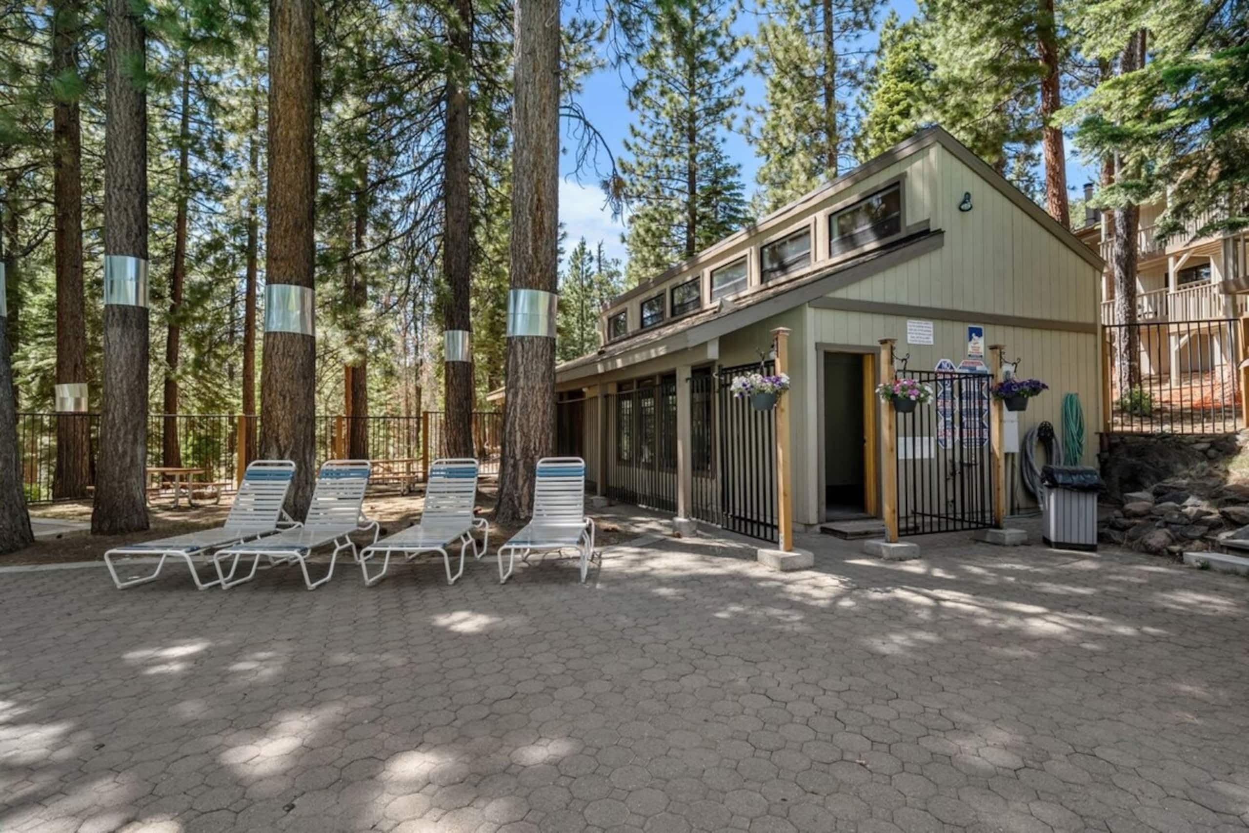 Creekside Chalet, Stay for 6 - Photo 25