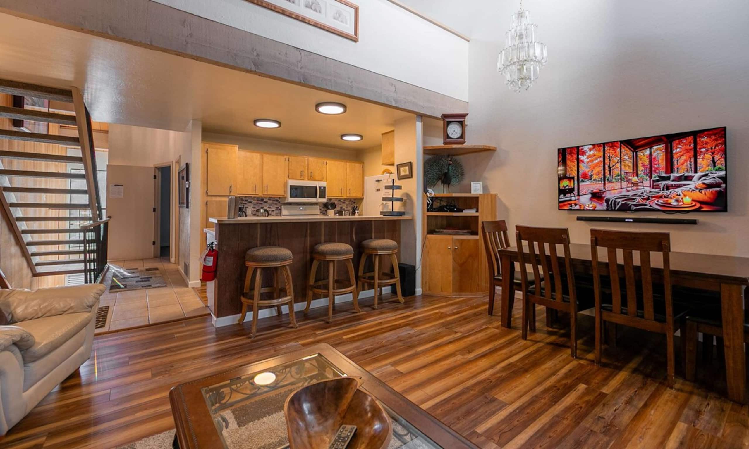 Creekside Chalet, Stay for 6 - Photo 4