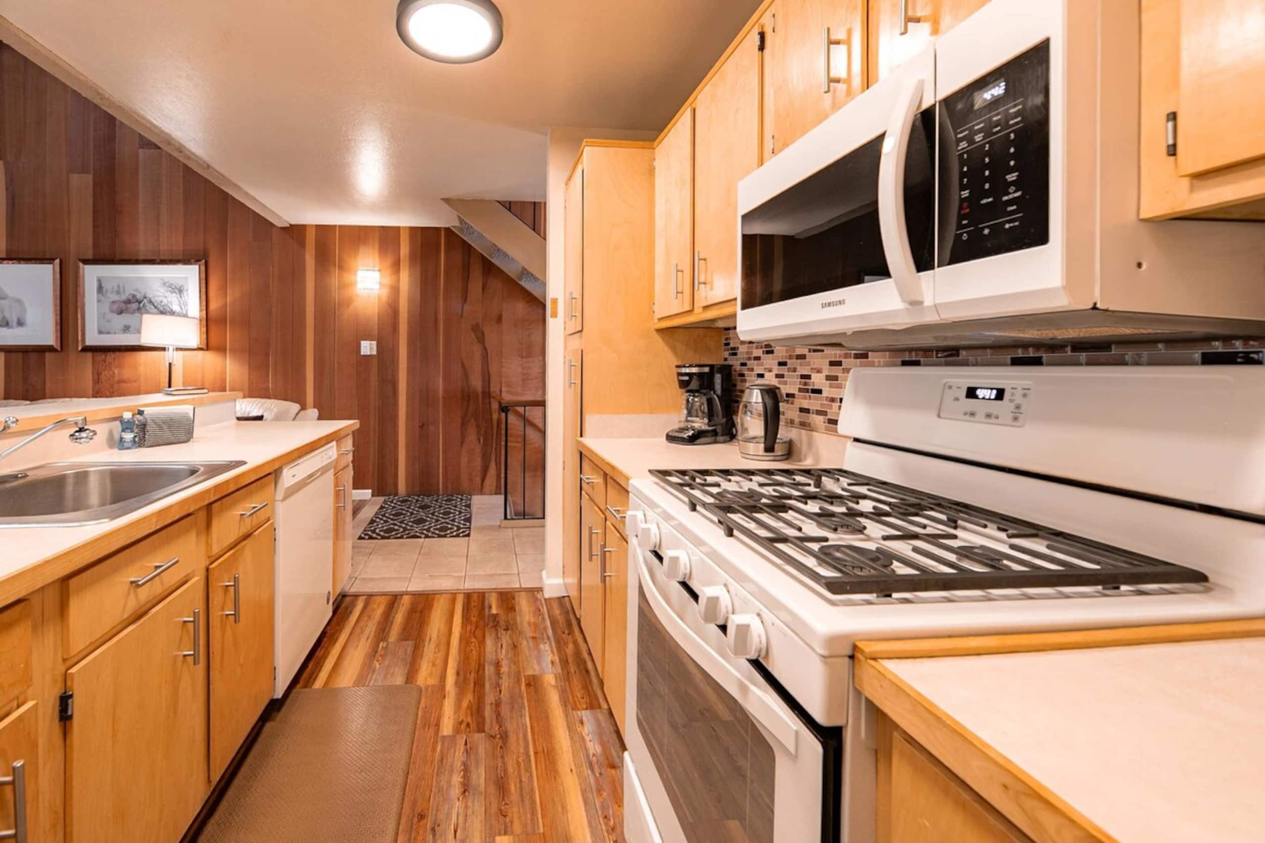 Creekside Chalet, Stay for 6 - Photo 7