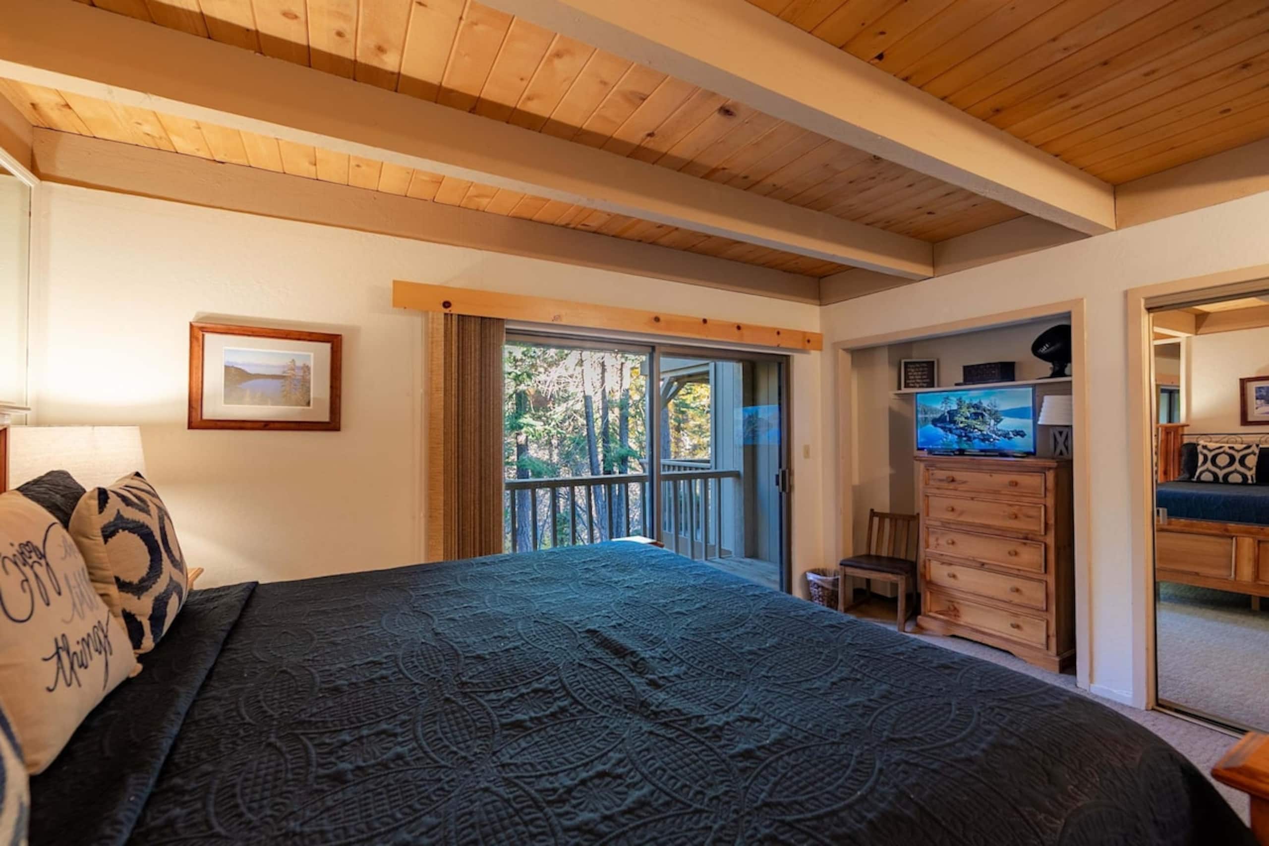 Creekside Chalet, Stay for 6 - Photo 17