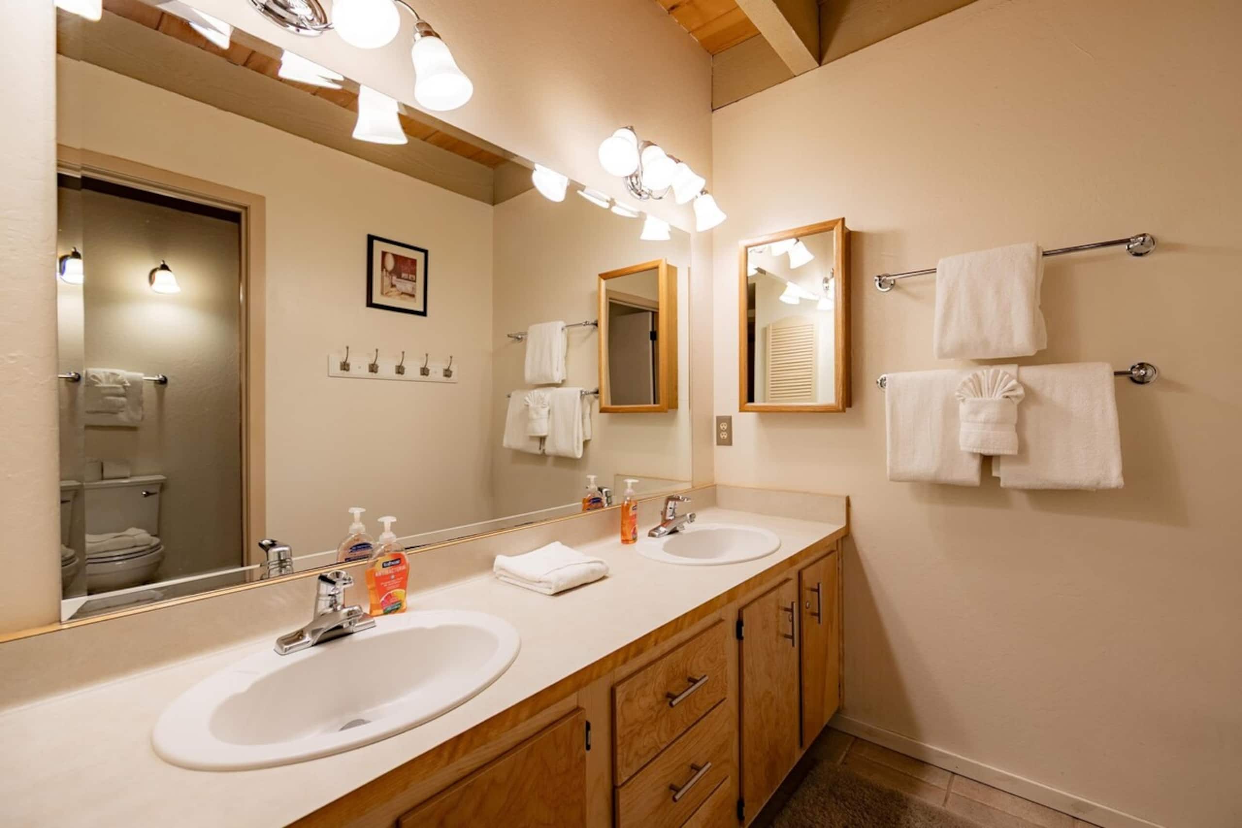 Creekside Chalet, Stay for 6 - Photo 11
