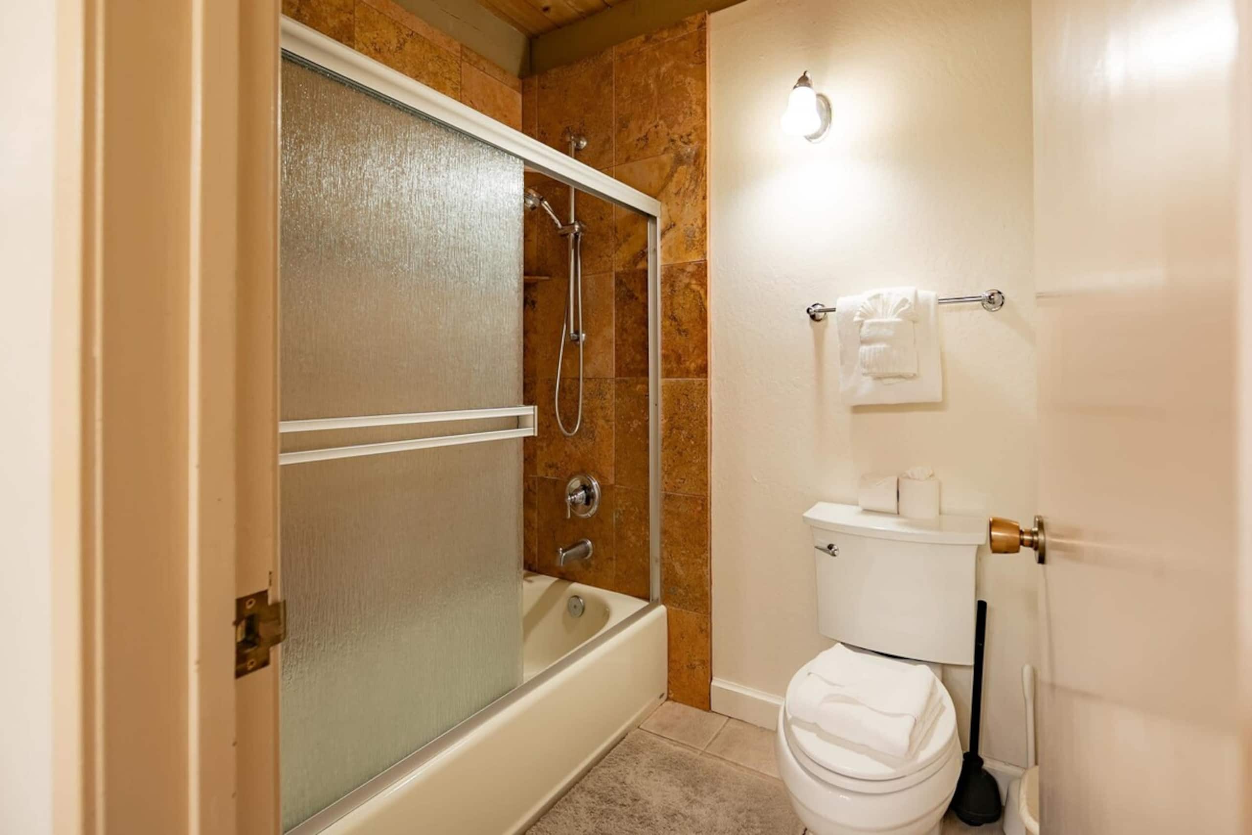 Creekside Chalet, Stay for 6 - Photo 12