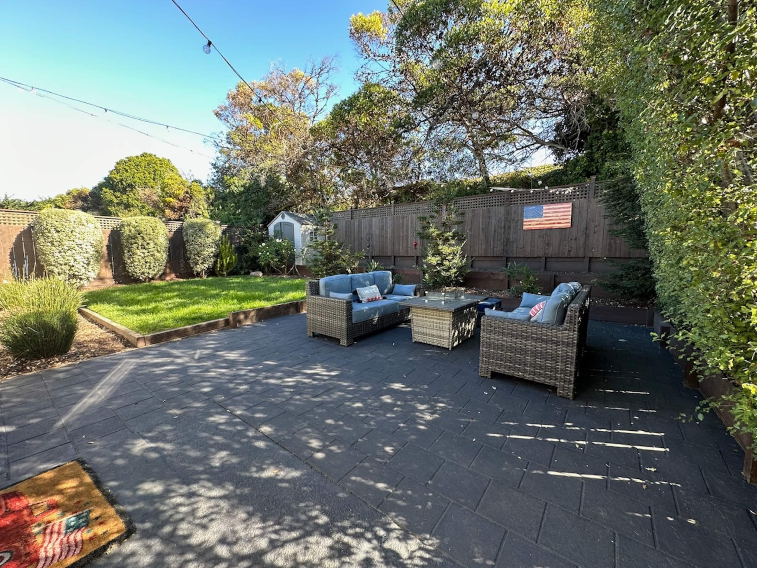 Cozy 2 Bedroom Home, Dog Friendly, w/Private Yard - Photo 2