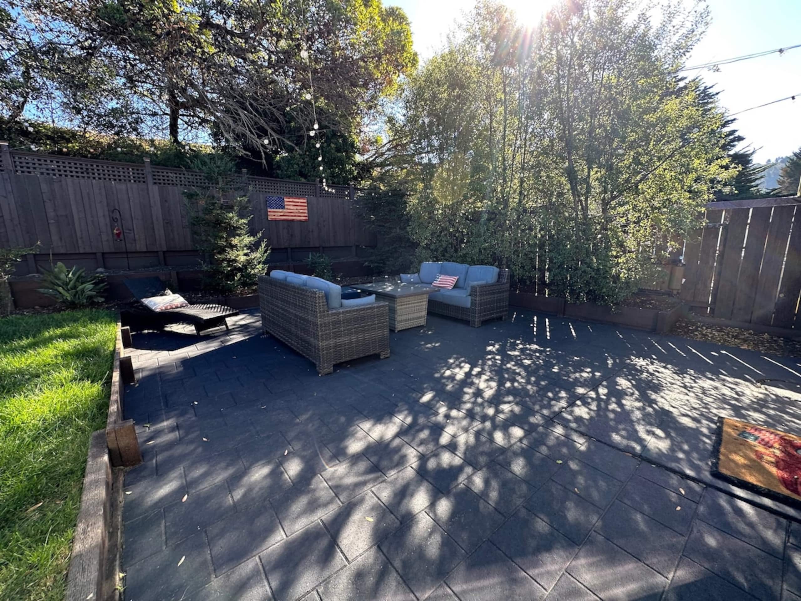 Cozy 2 Bedroom Home, Dog Friendly, w/Private Yard - Photo 12
