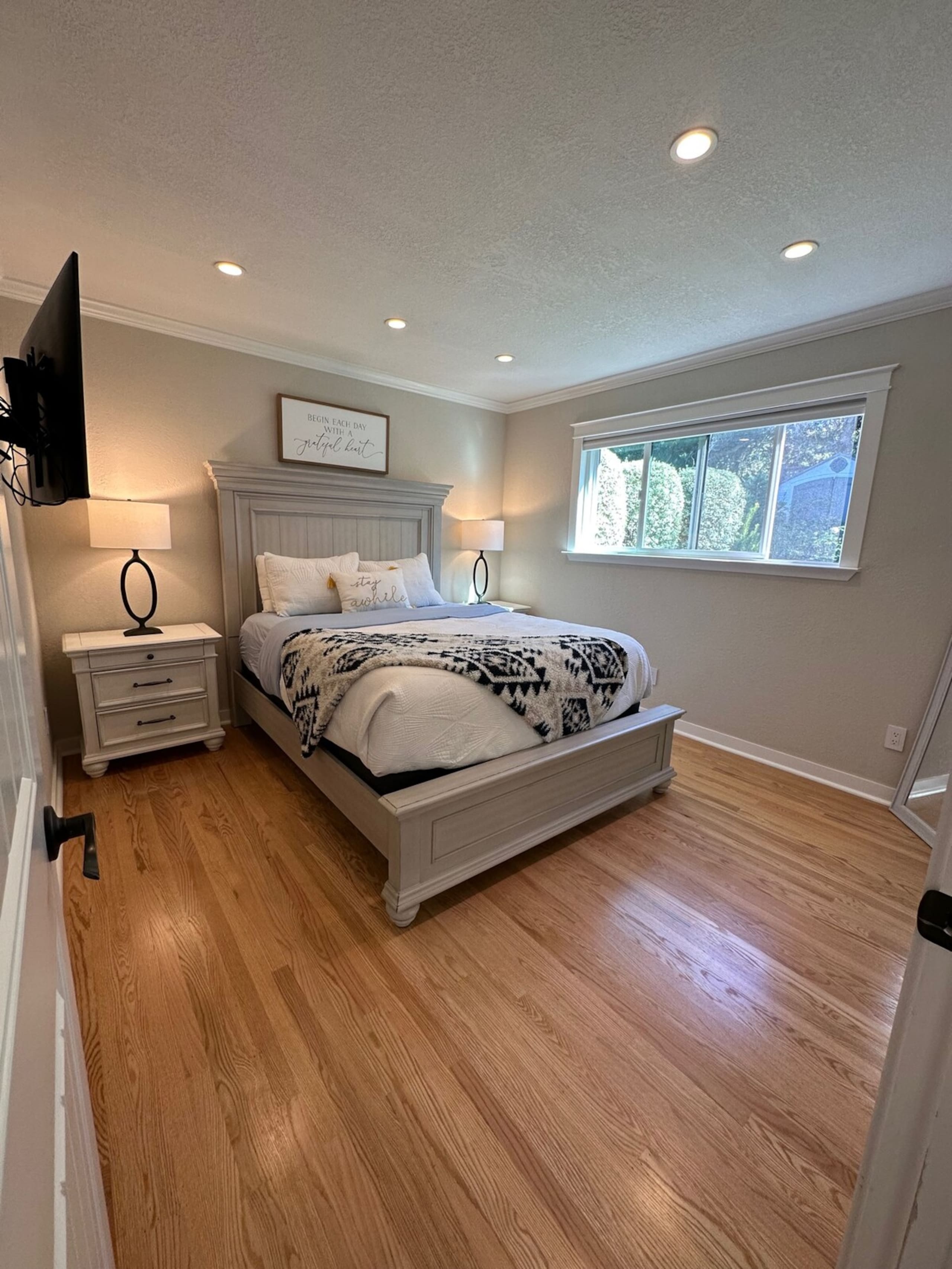 Cozy 2 Bedroom Home, Dog Friendly, w/Private Yard - Photo 8