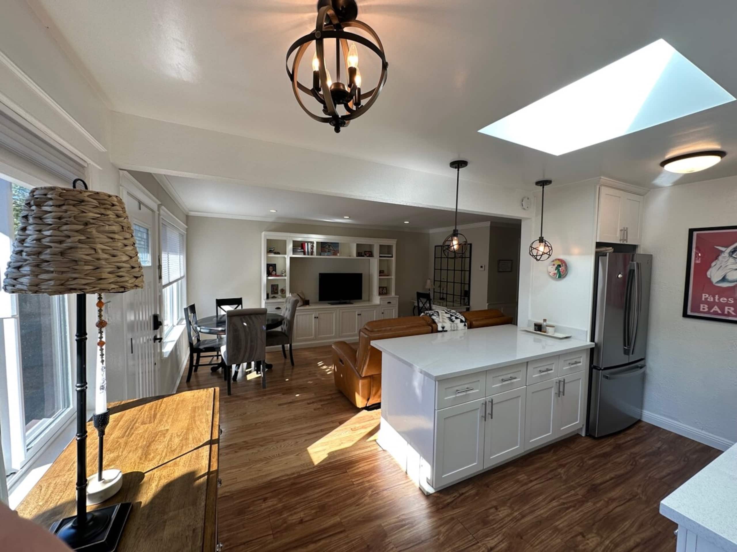 Cozy 2 Bedroom Home, Dog Friendly, w/Private Yard - Photo 4