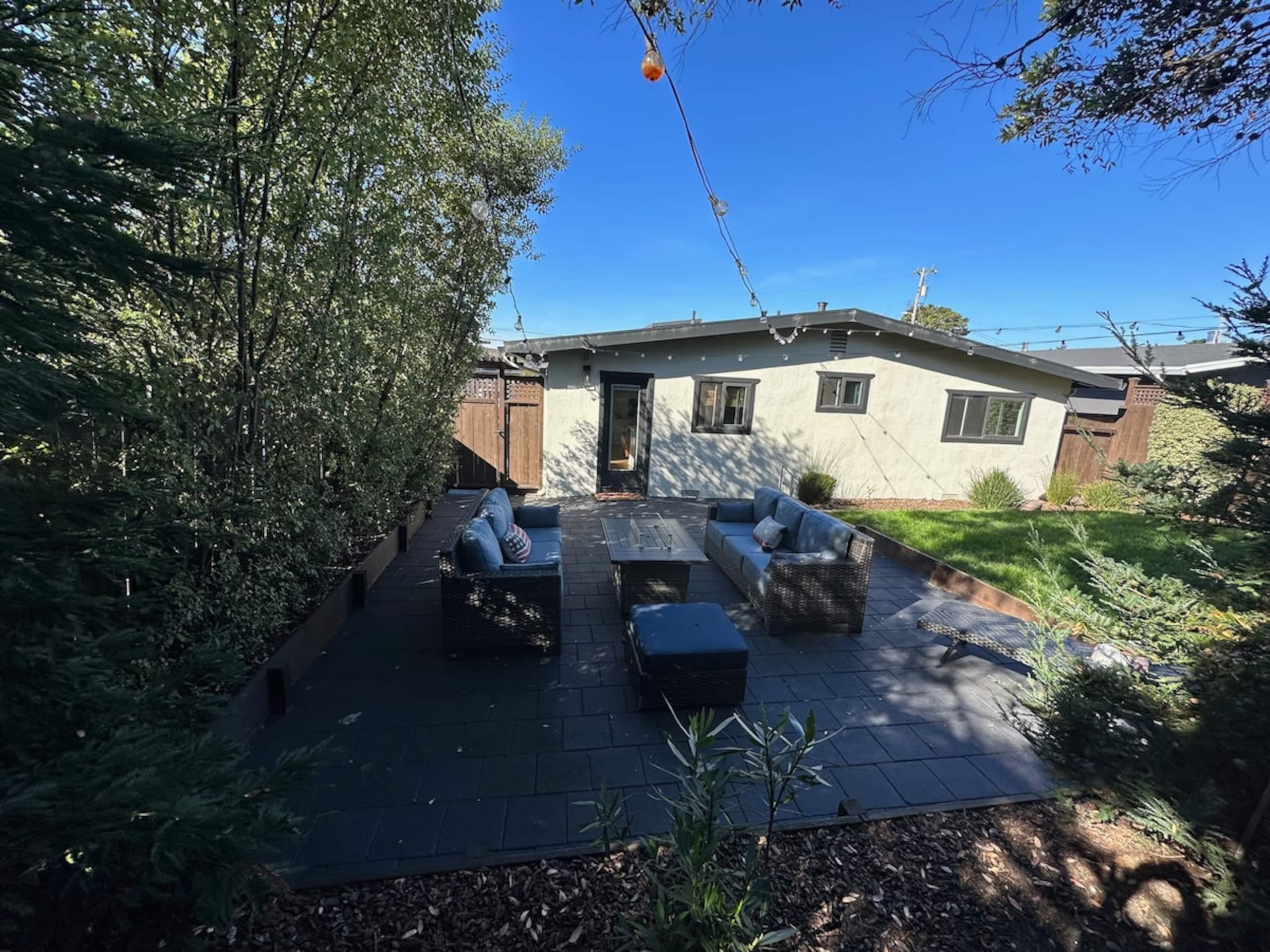Cozy 2 Bedroom Home, Dog Friendly, w/Private Yard - Photo 13