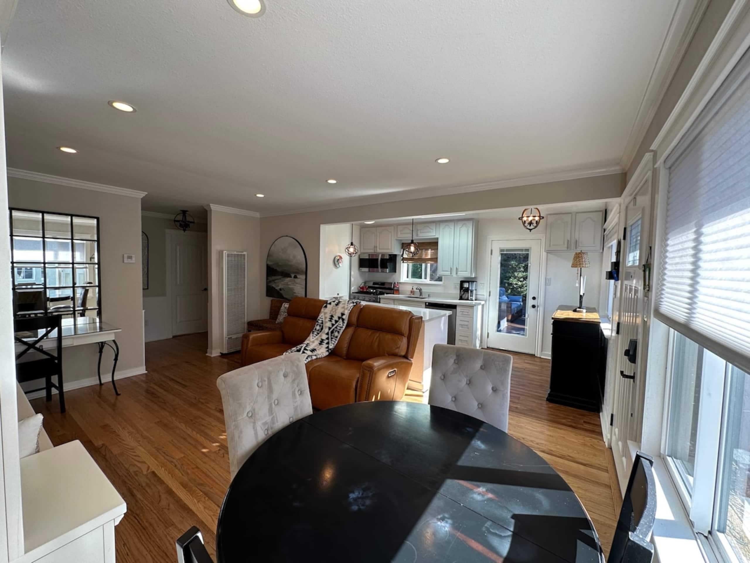 Cozy 2 Bedroom Home, Dog Friendly, w/Private Yard - Photo 5