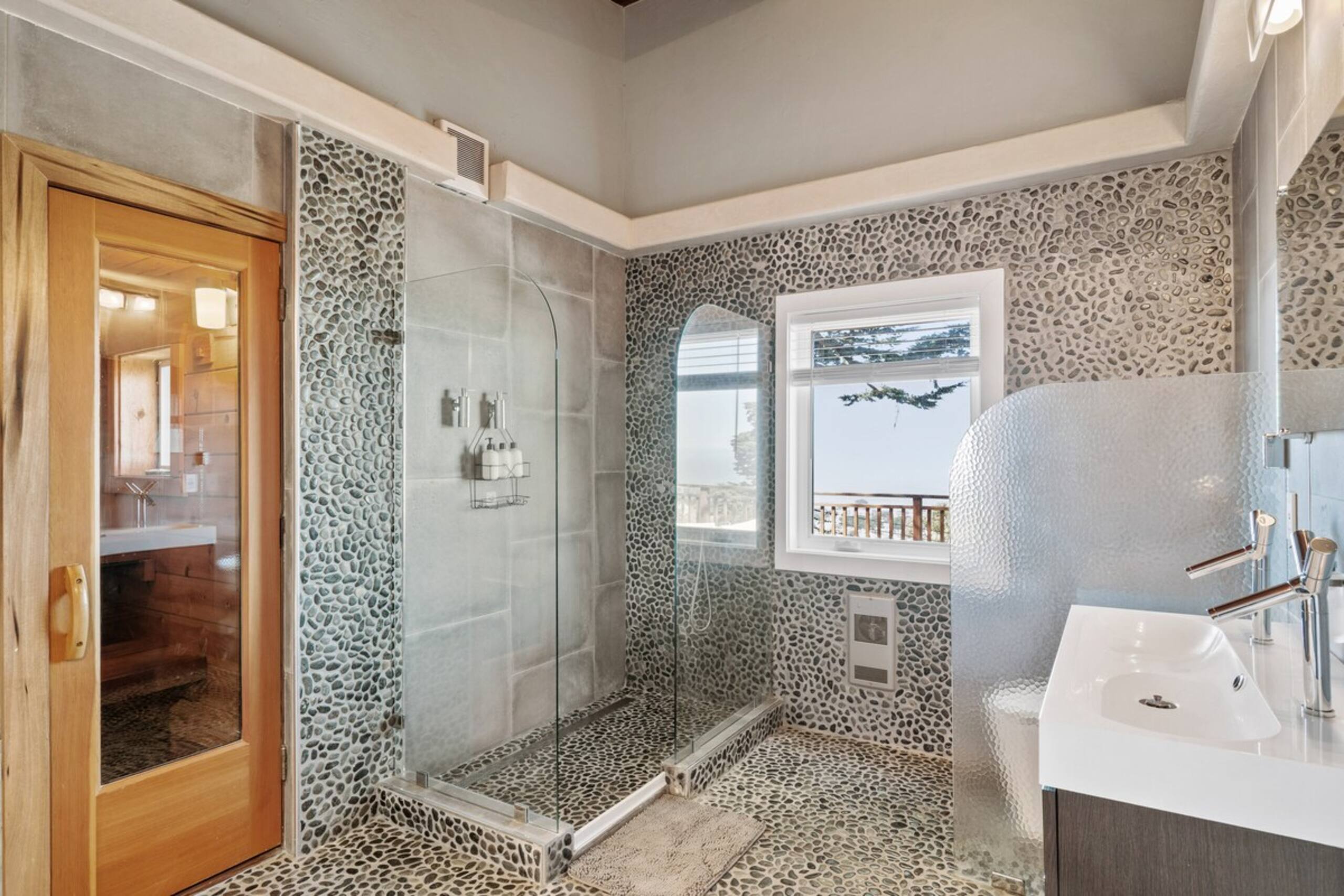 Stylish 3BR Pacifica Home, Stunning Ocean View - Photo 34