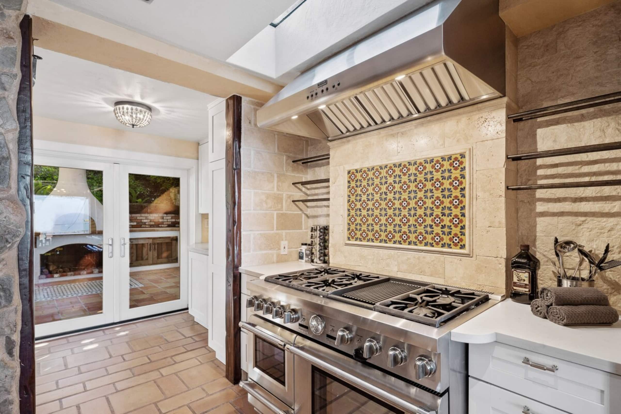 Stylish 3BR Pacifica Home, Stunning Ocean View - Photo 9