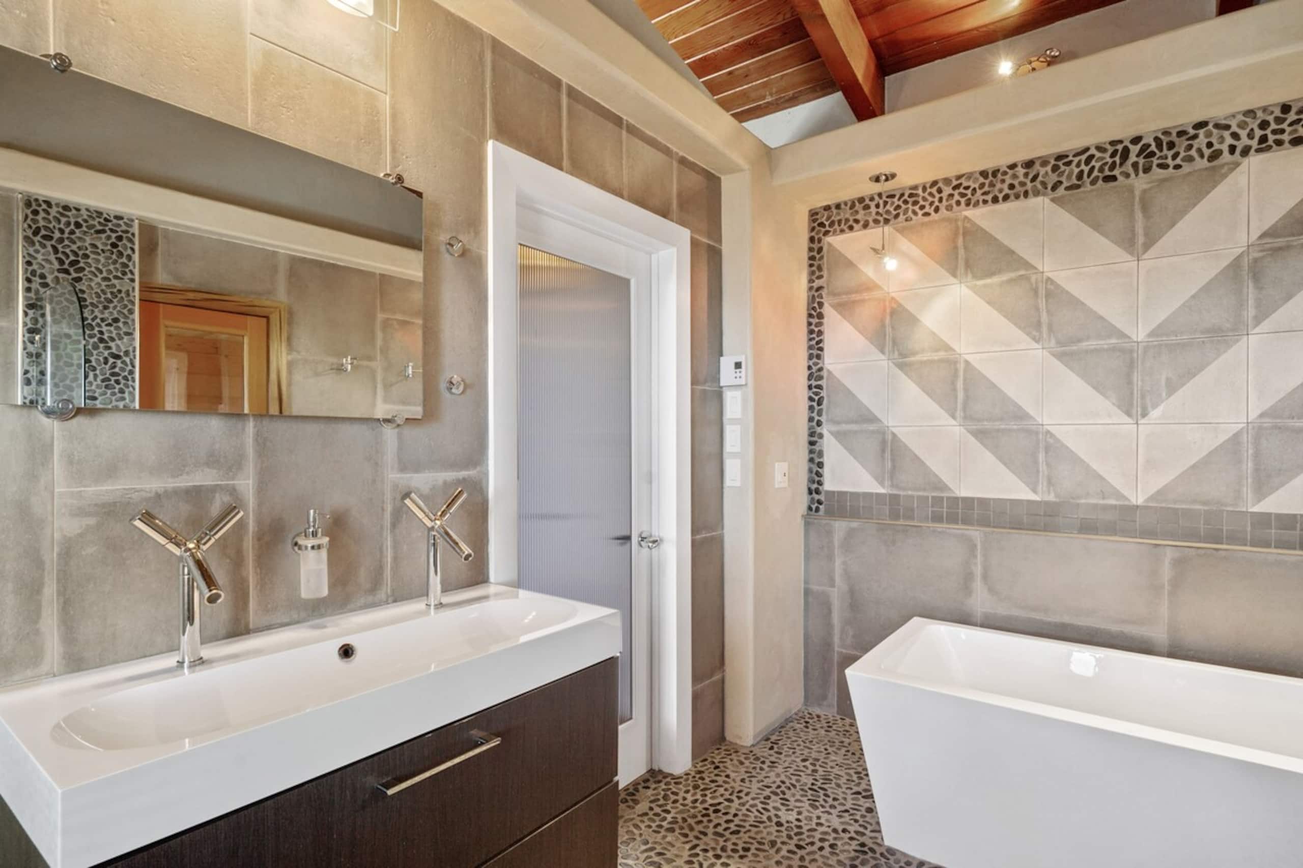 Stylish 3BR Pacifica Home, Stunning Ocean View - Photo 37
