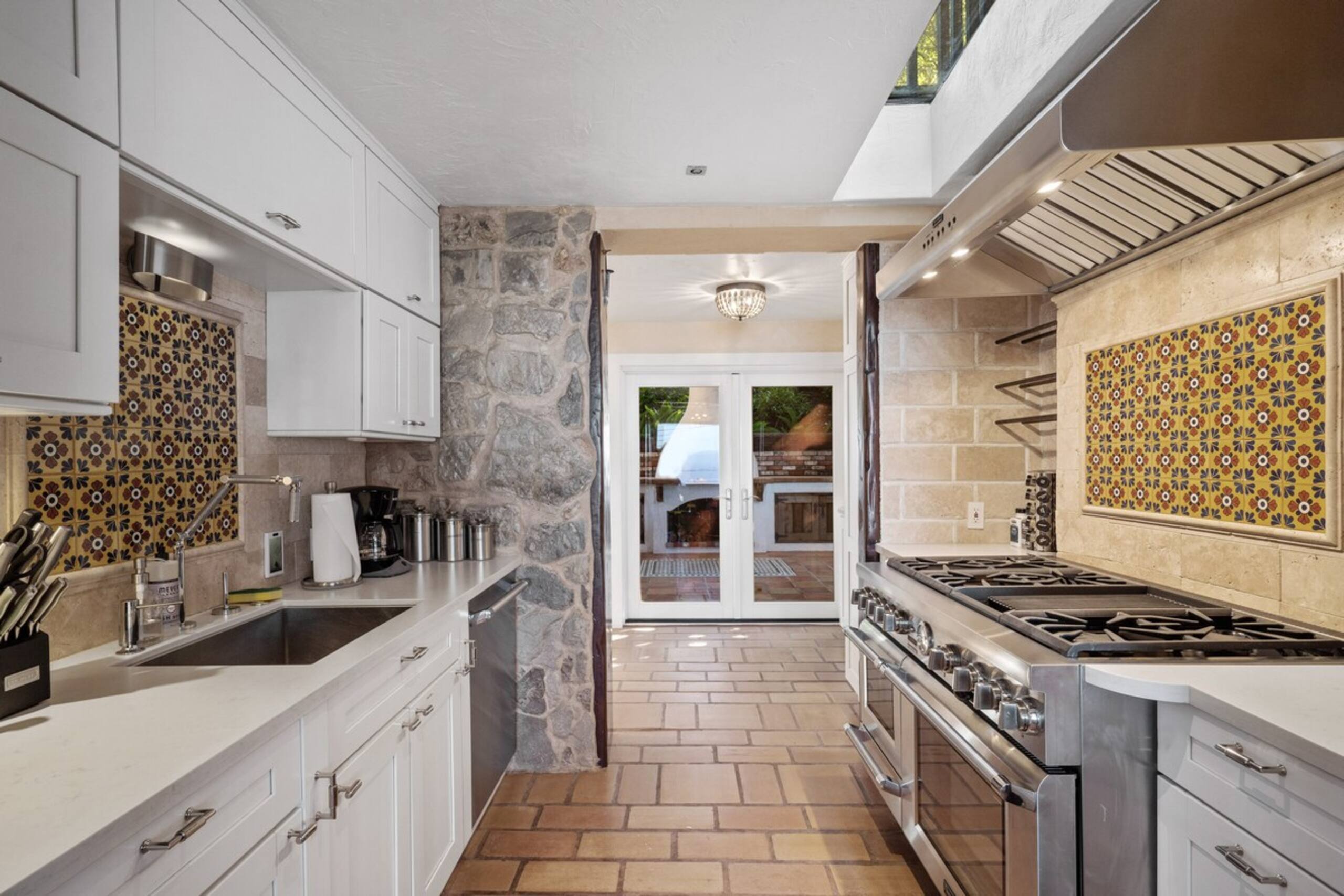 Stylish 3BR Pacifica Home, Stunning Ocean View - Photo 7