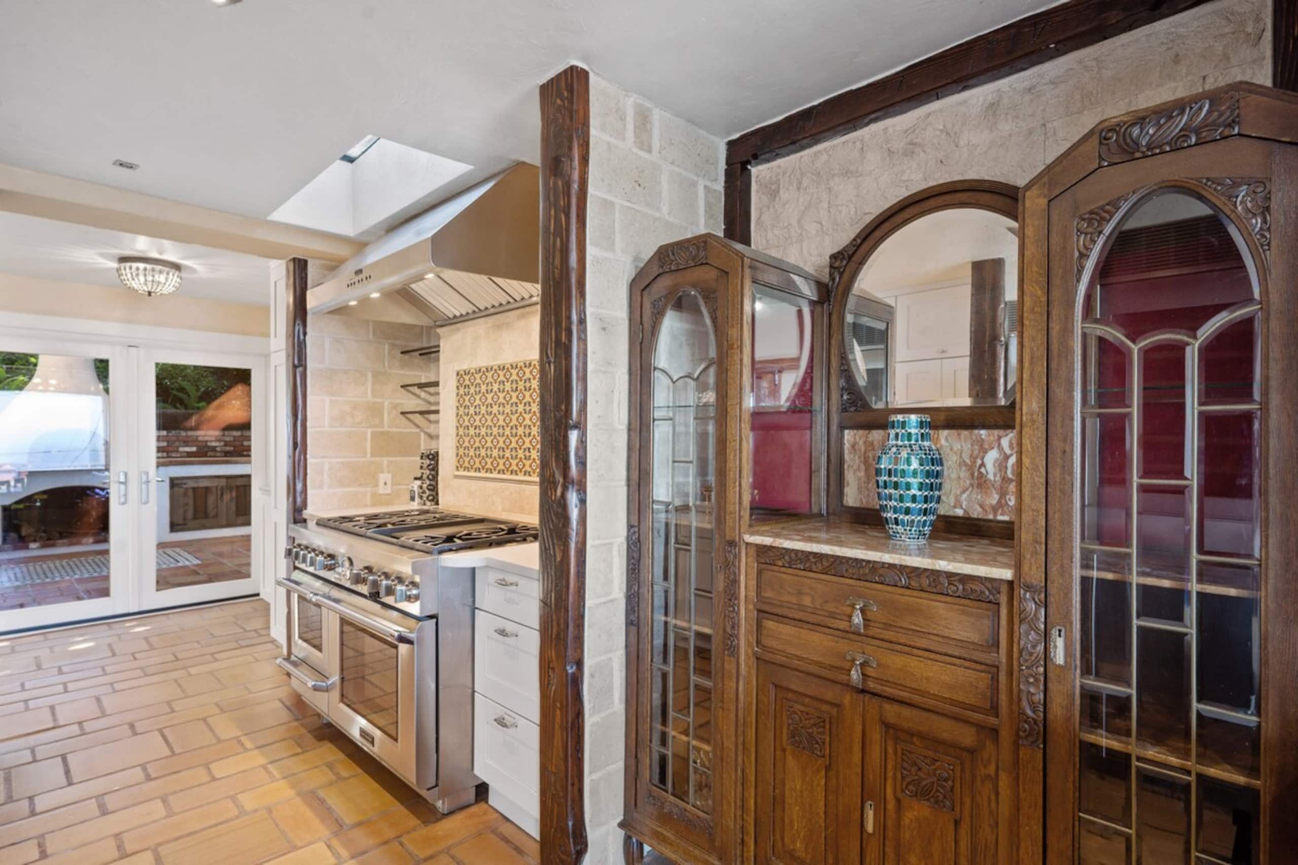 Stylish 3BR Pacifica Home, Stunning Ocean View - Photo 11