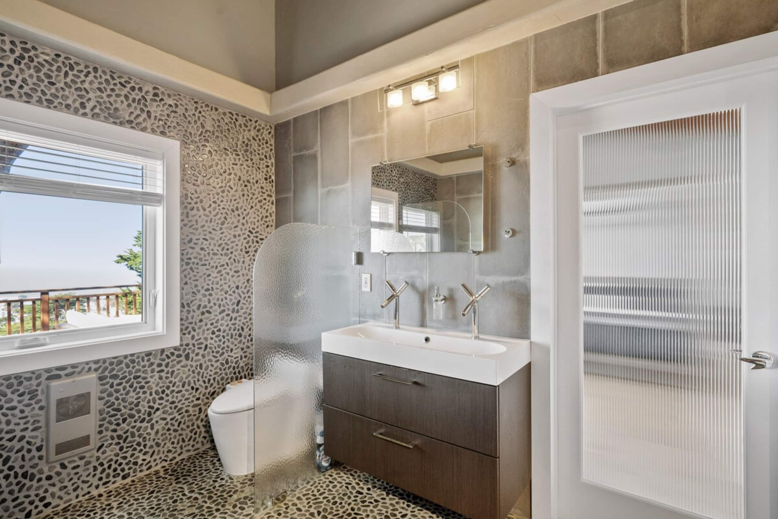 Stylish 3BR Pacifica Home, Stunning Ocean View - Photo 38