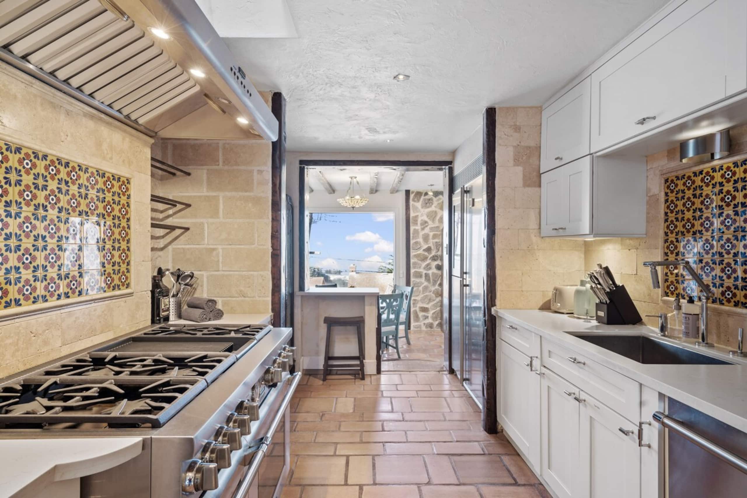 Stylish 3BR Pacifica Home, Stunning Ocean View - Photo 13
