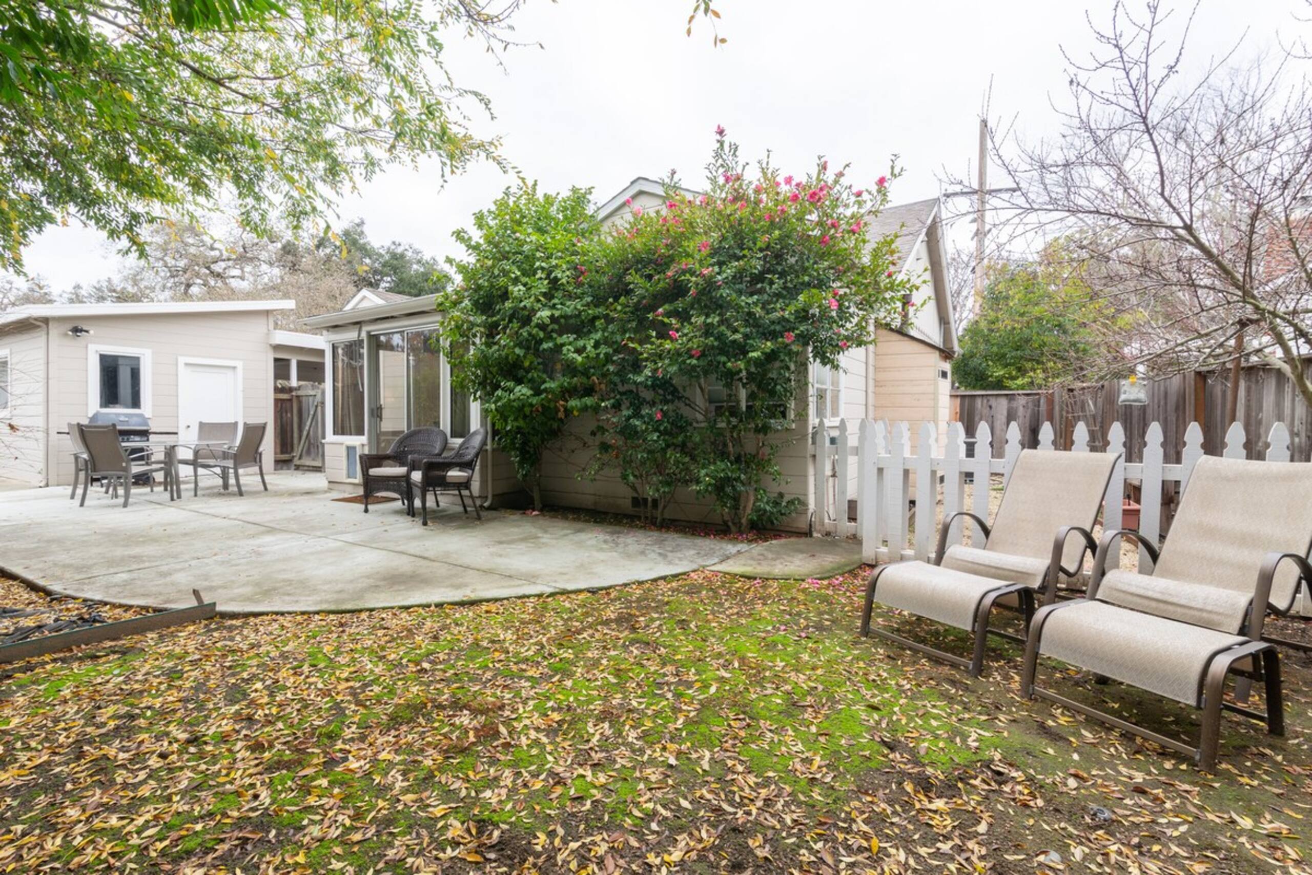 Faceb00k Stanford Cottage Home - Photo 27