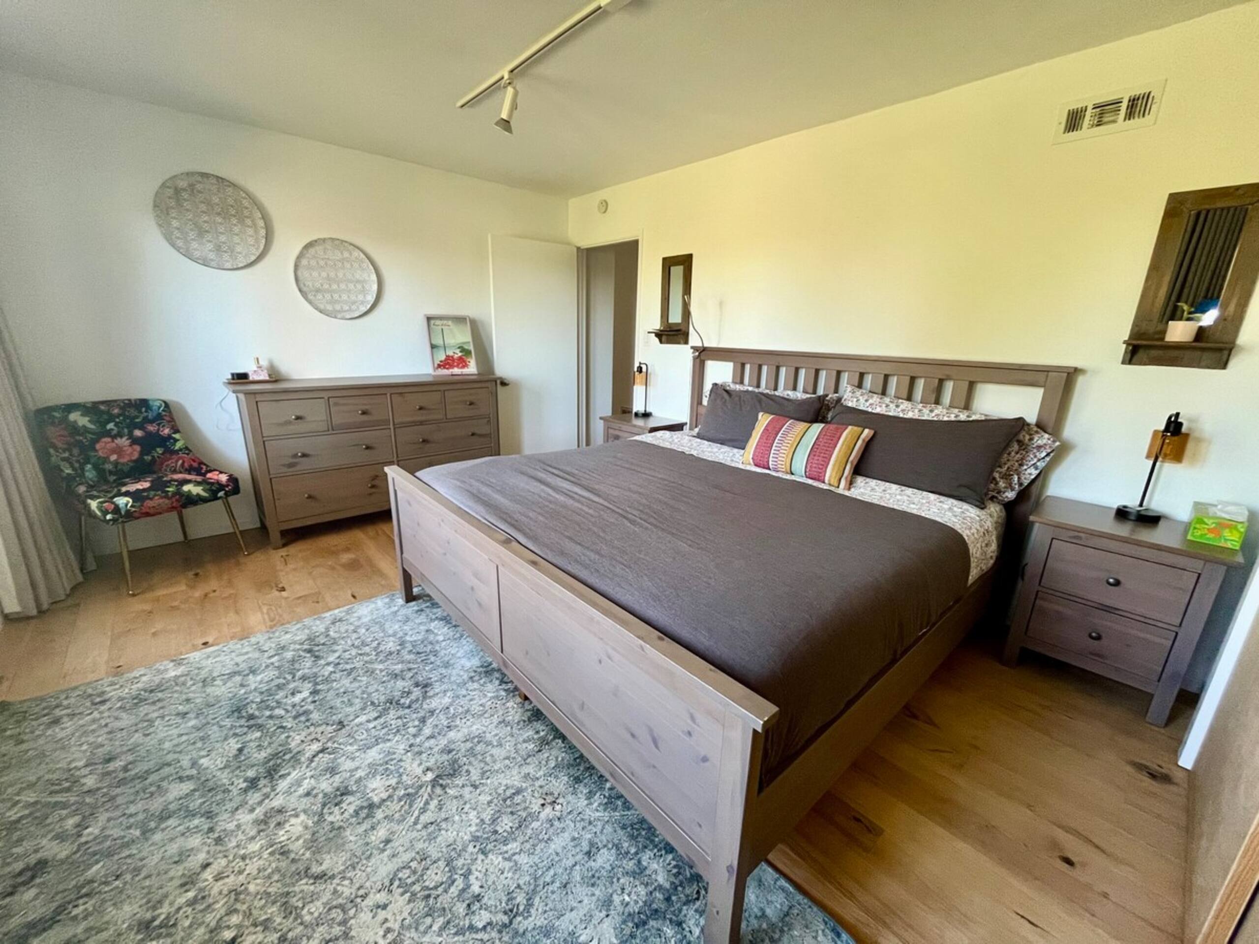 Charming 2 Bed Home - Photo 8
