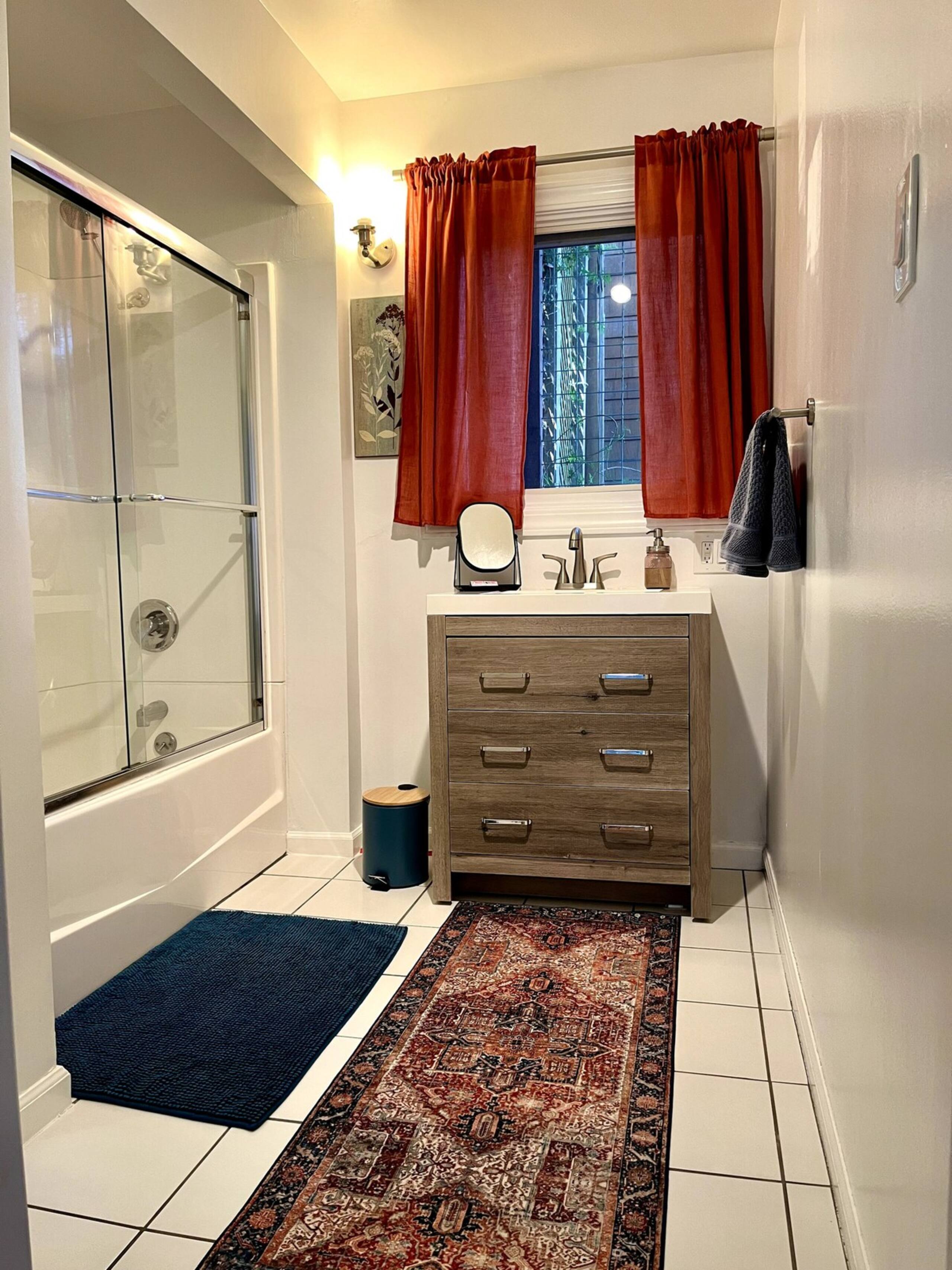 Charming 2 Bed Home - Photo 15