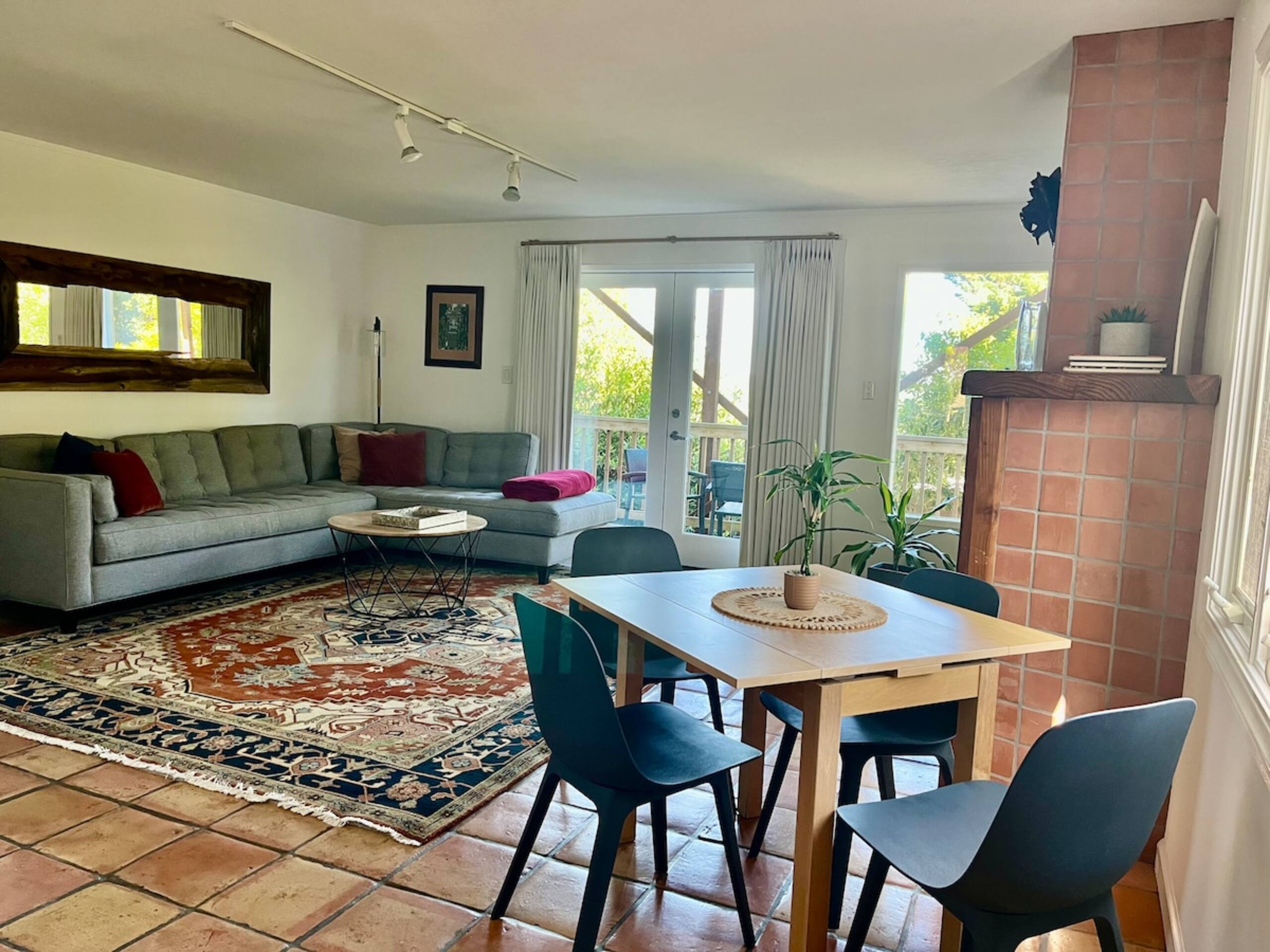 Charming 2 Bed Home - Photo 3
