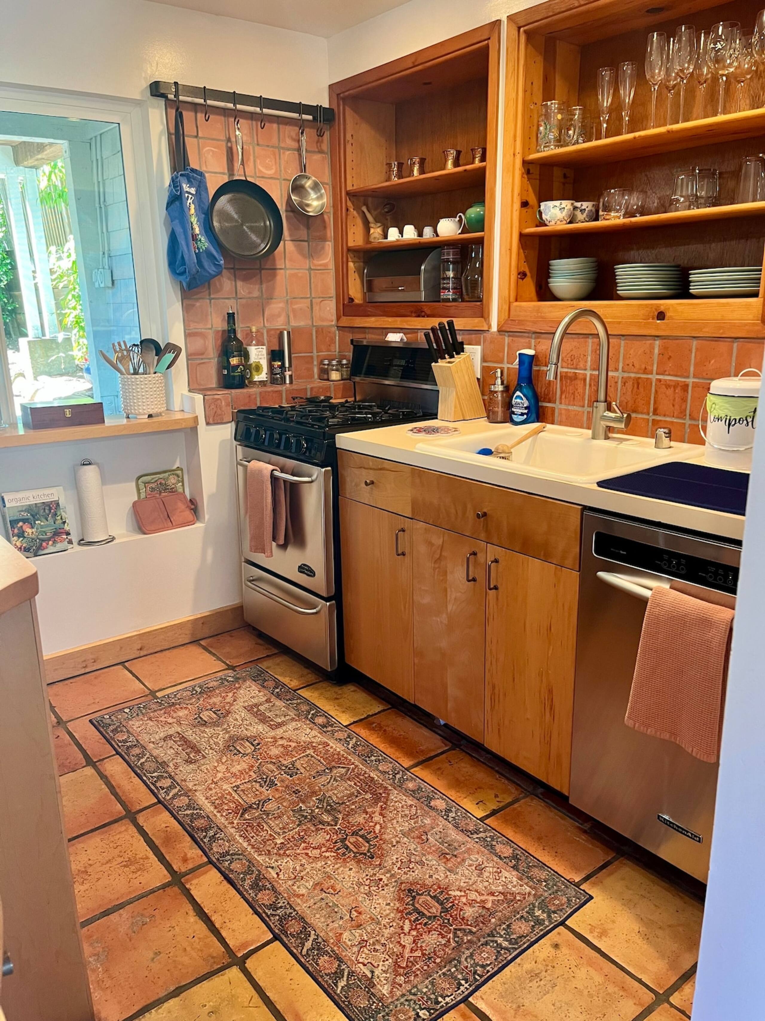 Charming 2 Bed Home - Photo 4