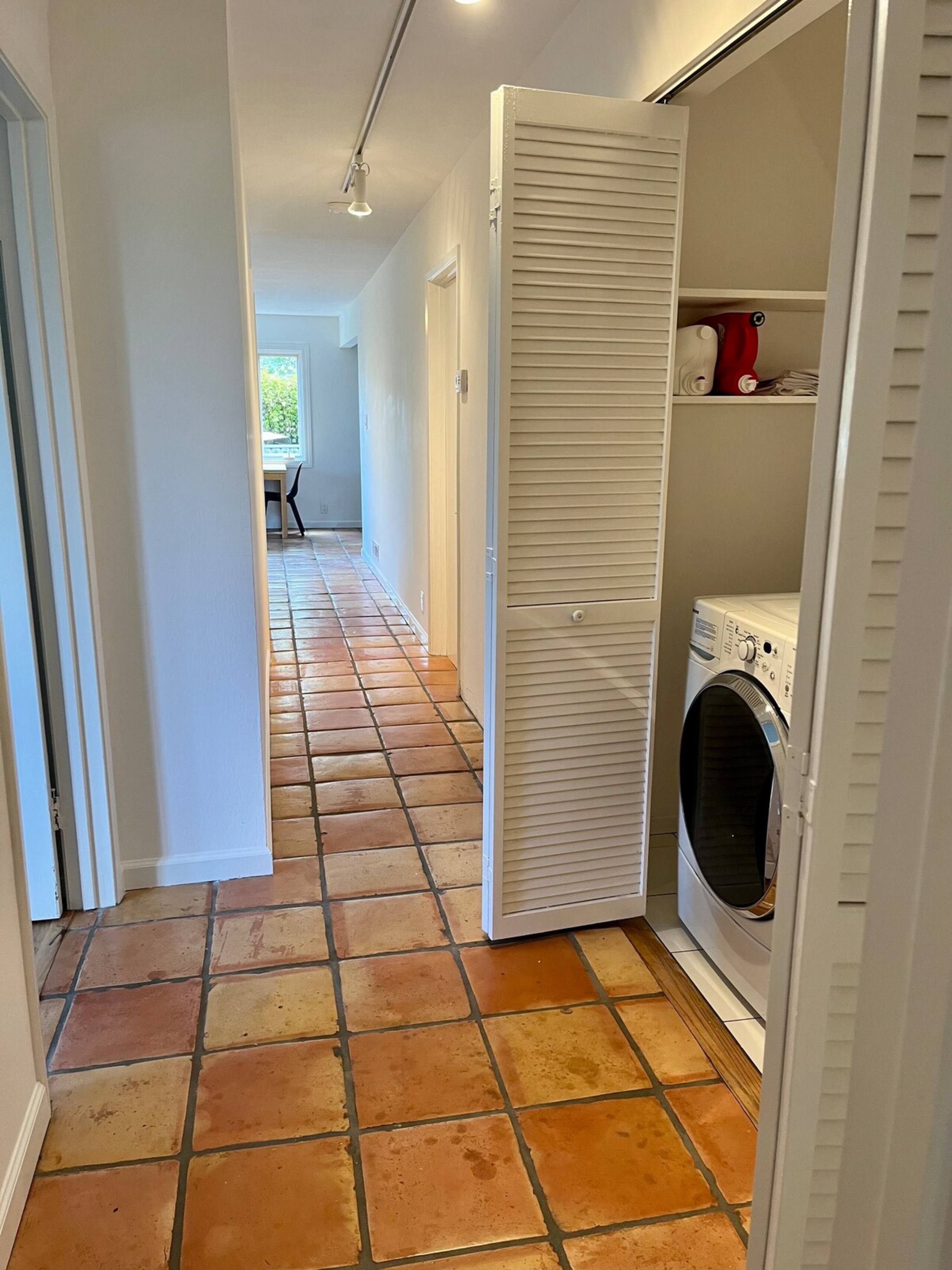 Charming 2 Bed Home - Photo 24