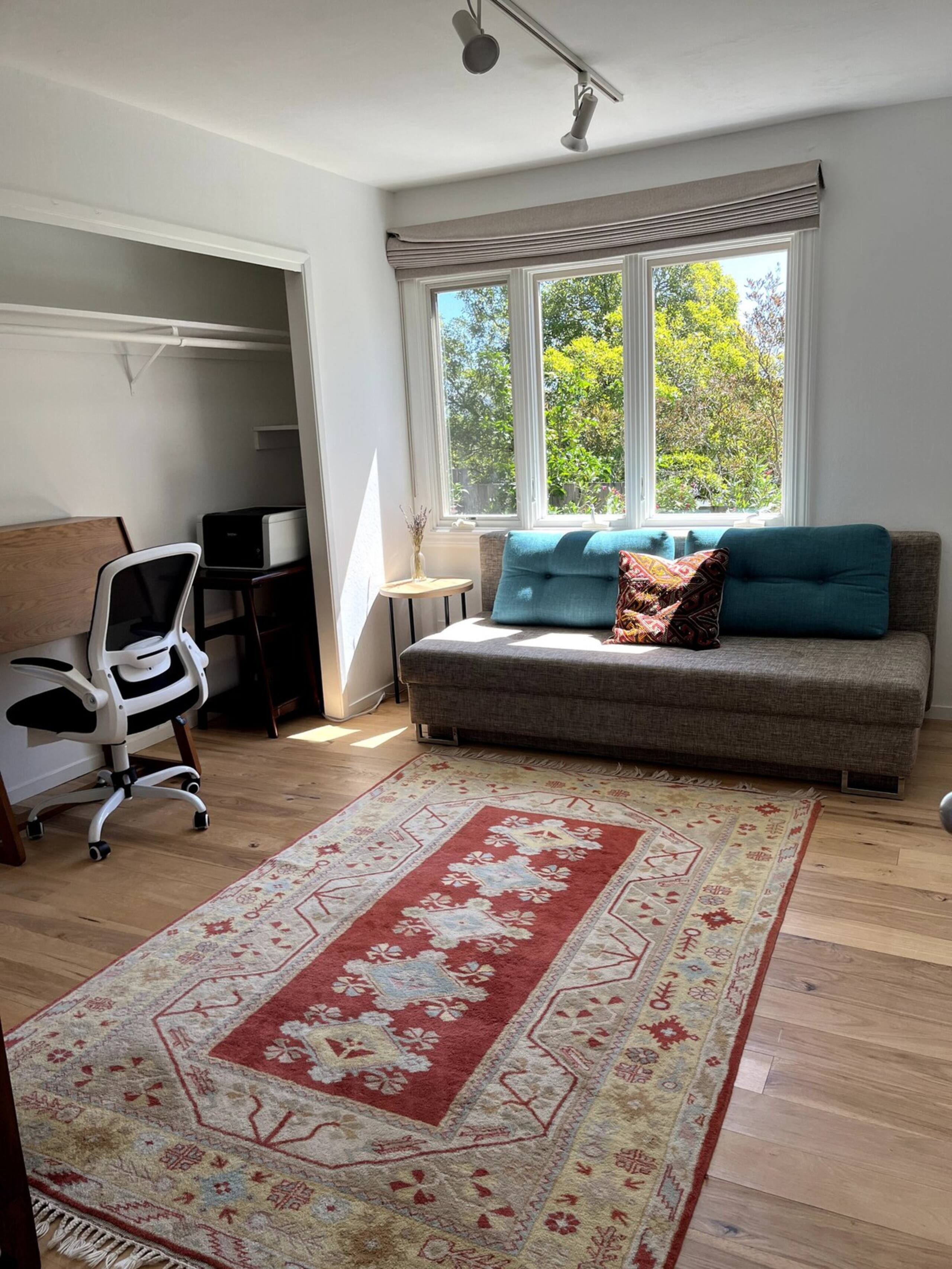 Charming 2 Bed Home - Photo 12