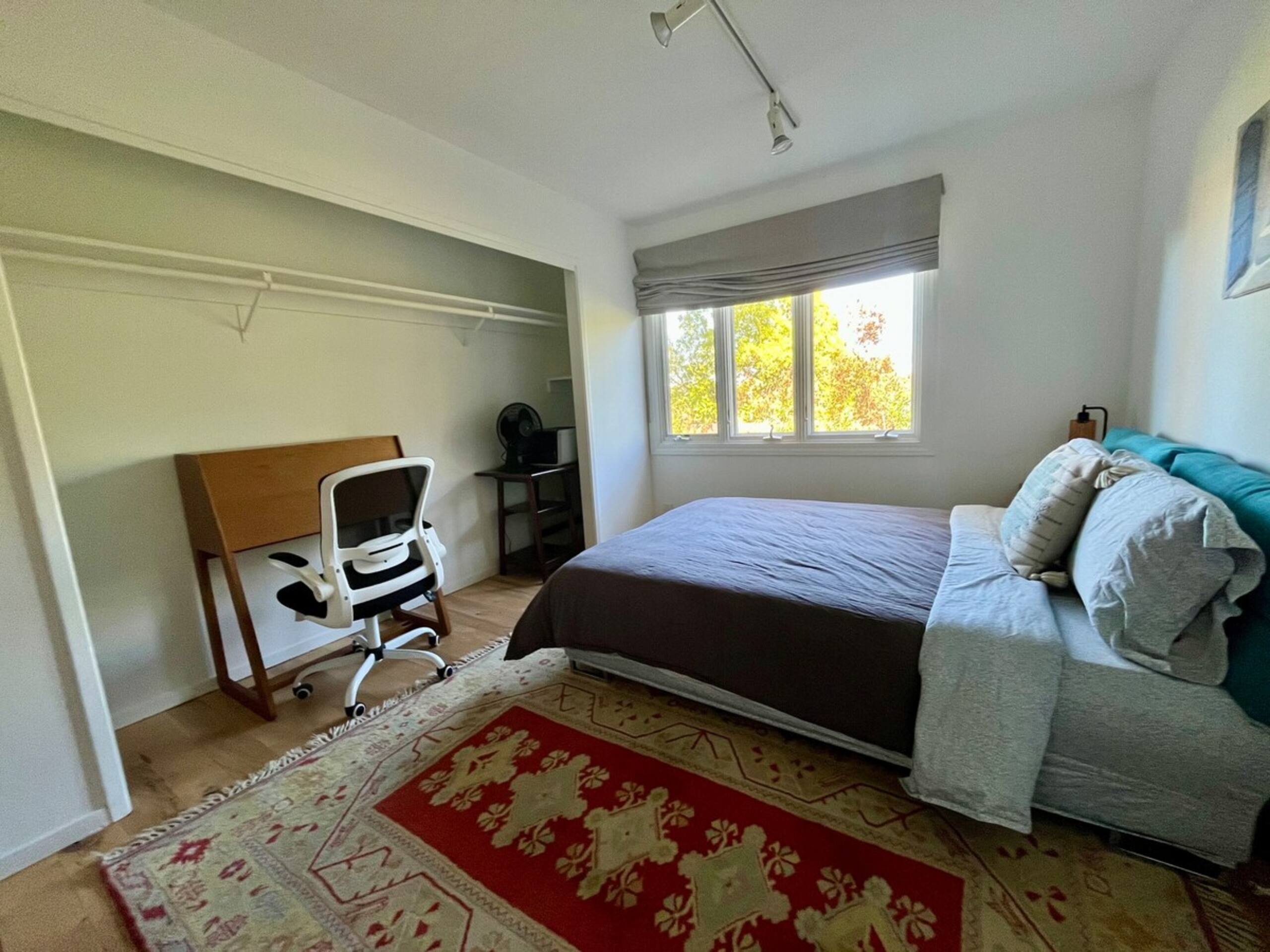 Charming 2 Bed Home - Photo 14