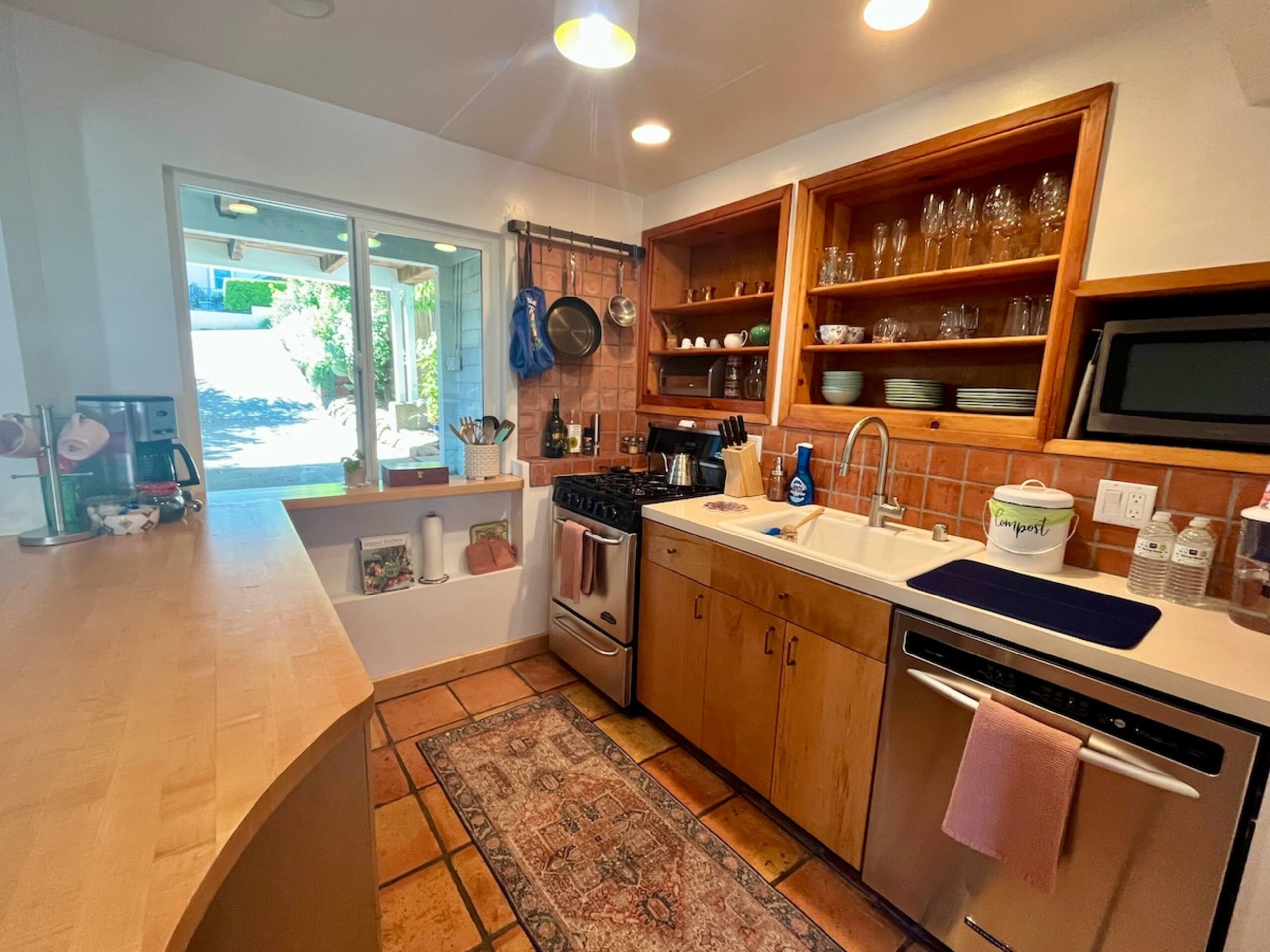 Charming 2 Bed Home - Photo 6